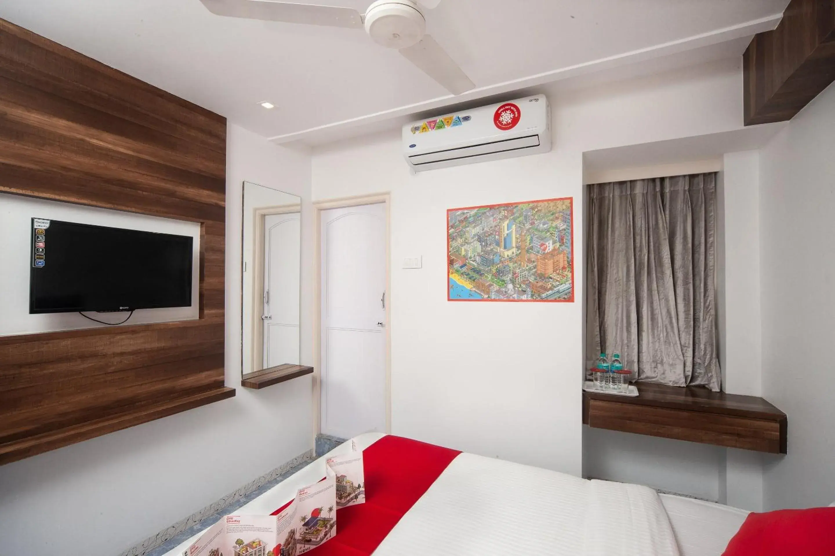 Bedroom, TV/Entertainment Center in  Super OYO Capital O Admire Suit Hospitality