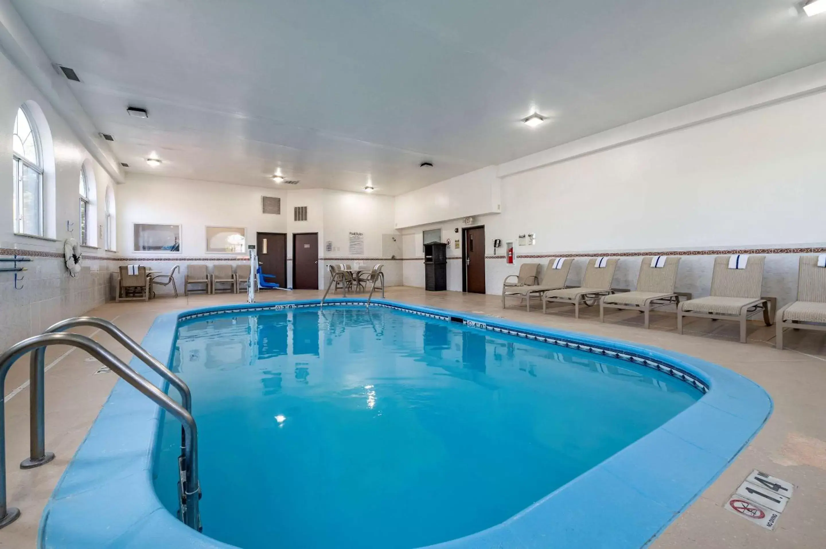 Swimming Pool in Comfort Inn Romeoville - Bolingbrook