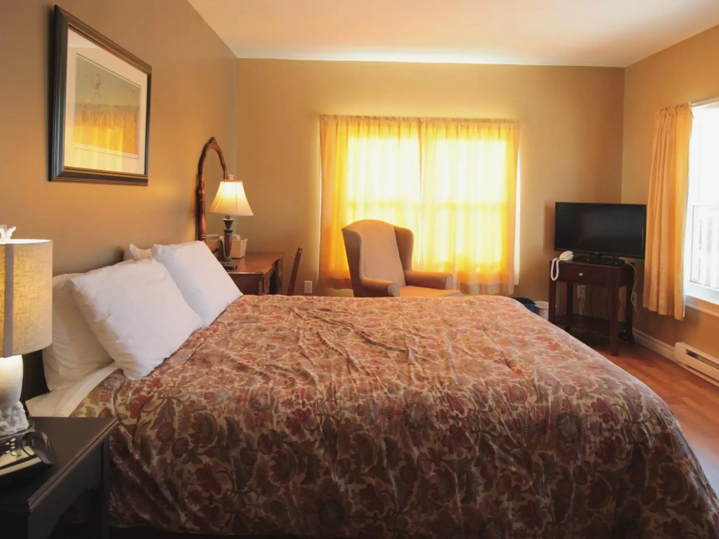 King Suite with Sea View in Seawind Landing Country Inn
