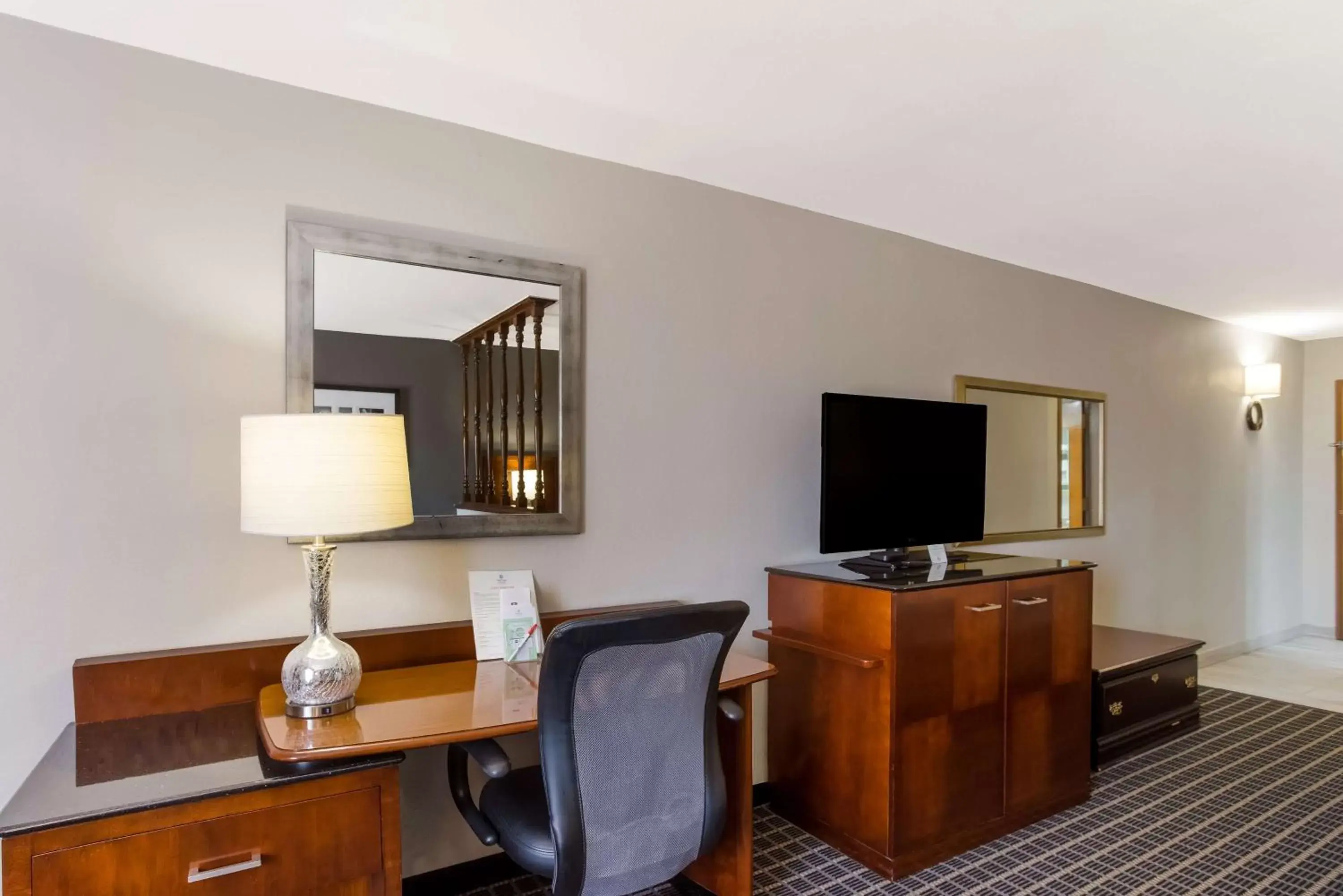 Photo of the whole room, TV/Entertainment Center in SureStay Plus Hotel by Best Western Greenwood