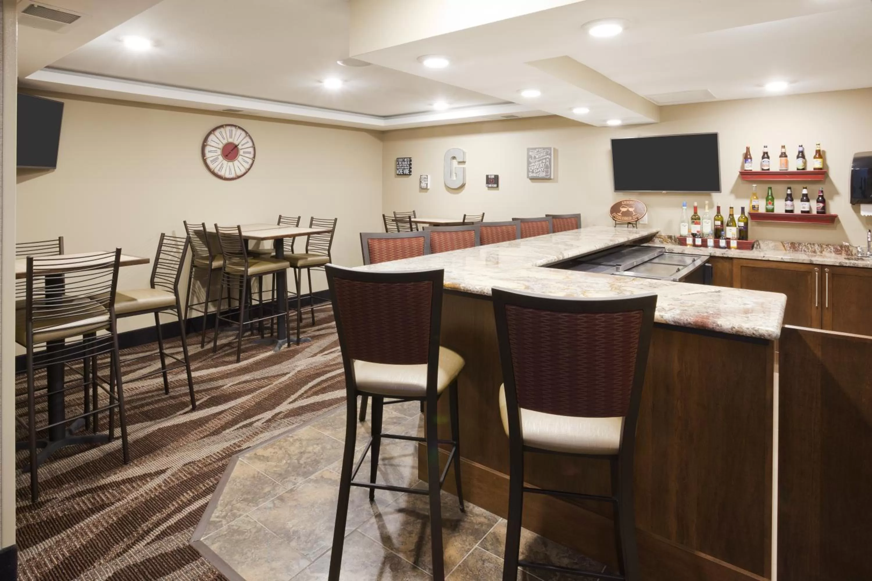 Lounge or bar in Gateway Park Hotel and Suites - Sioux Falls -Tea