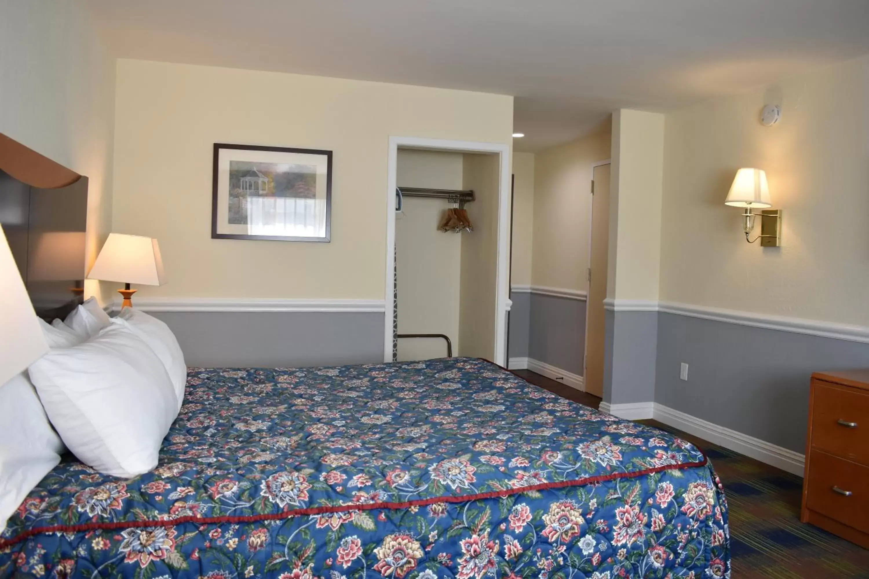 Bedroom, Bed in East Norwich Inn