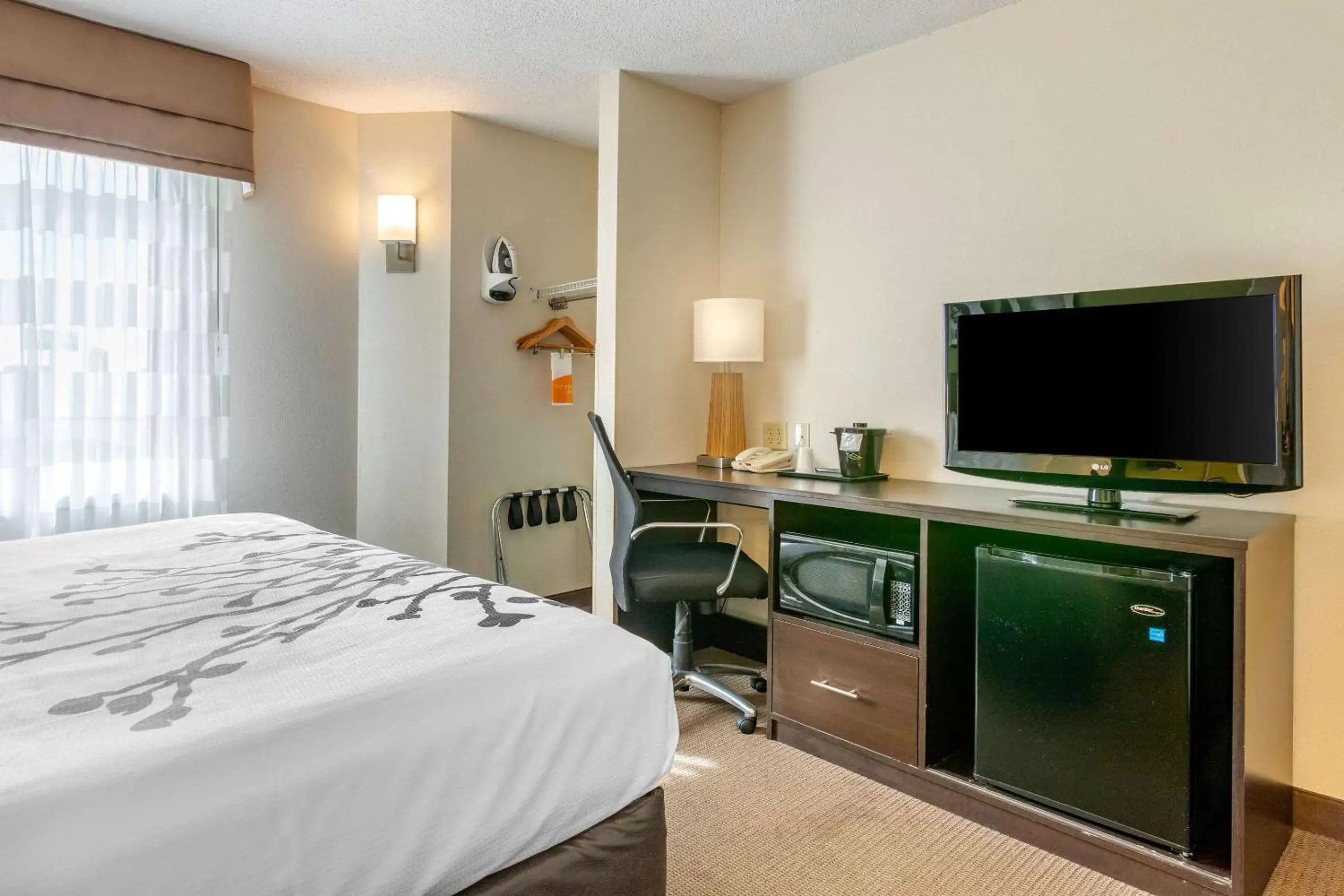 Photo of the whole room, TV/Entertainment Center in Sleep Inn I-95 North Savannah