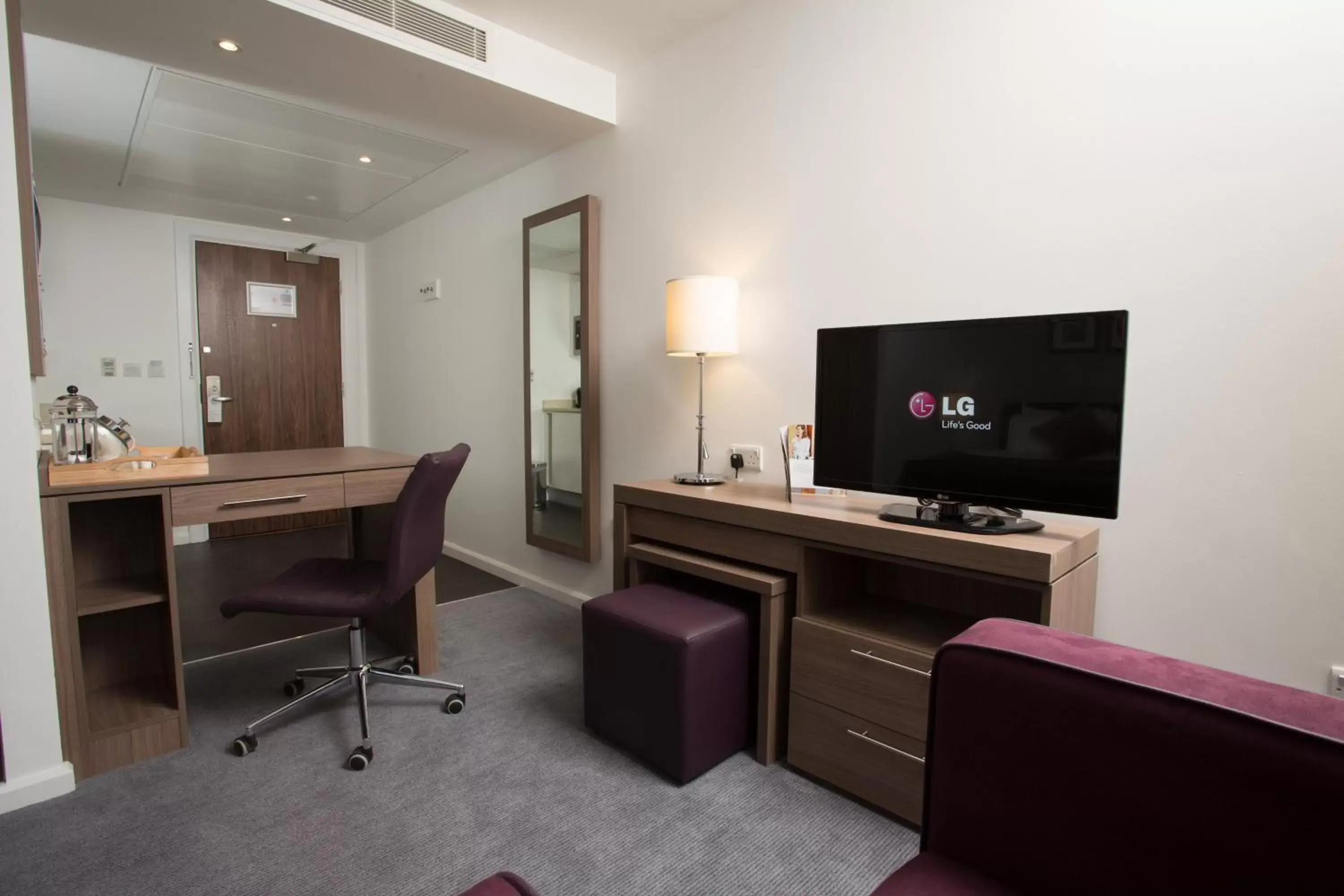 Photo of the whole room, TV/Entertainment Center in Staybridge Suites Birmingham, an IHG Hotel