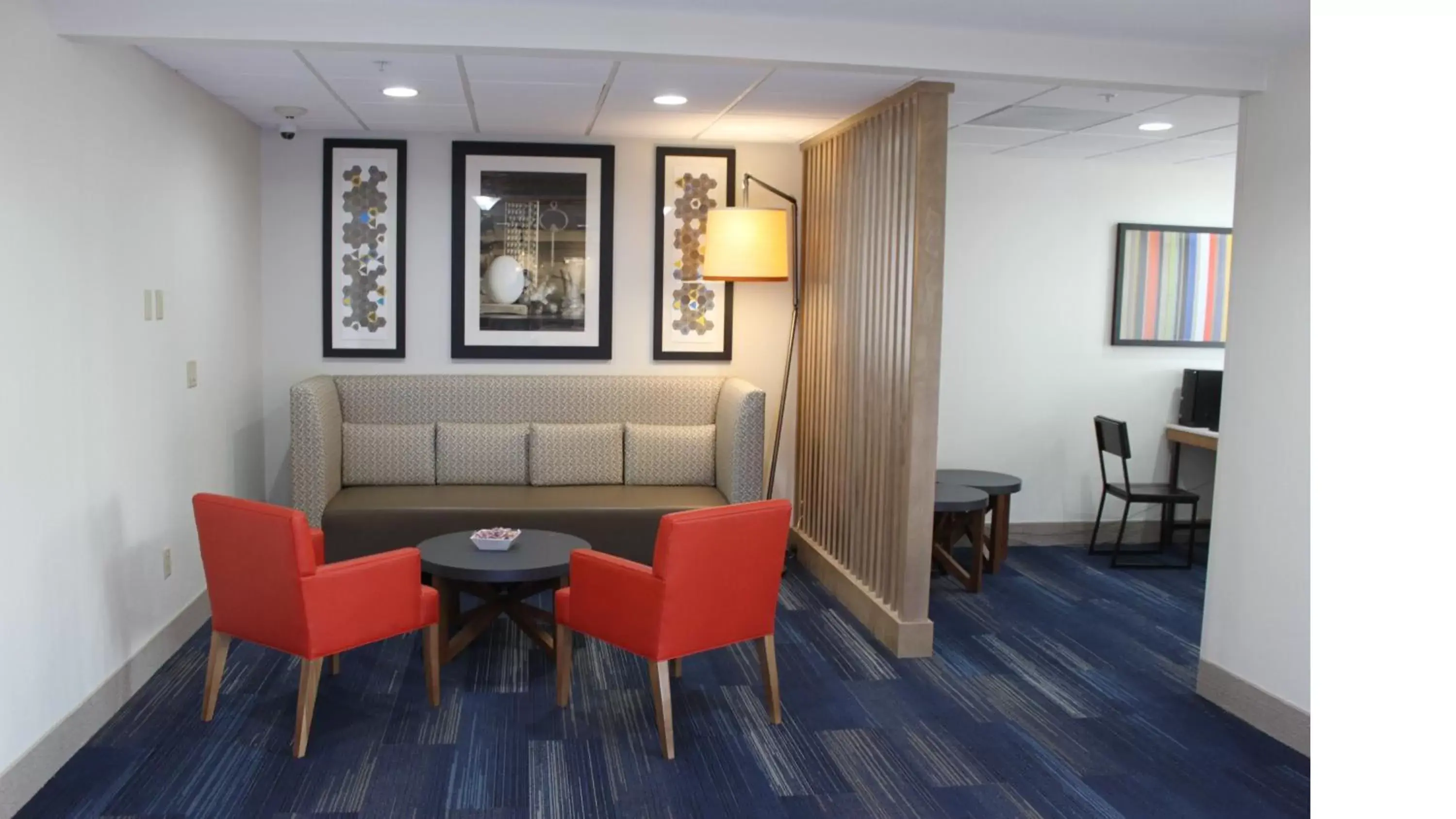 Lobby or reception, Seating Area in Holiday Inn Express Orlando - South Davenport, an IHG Hotel