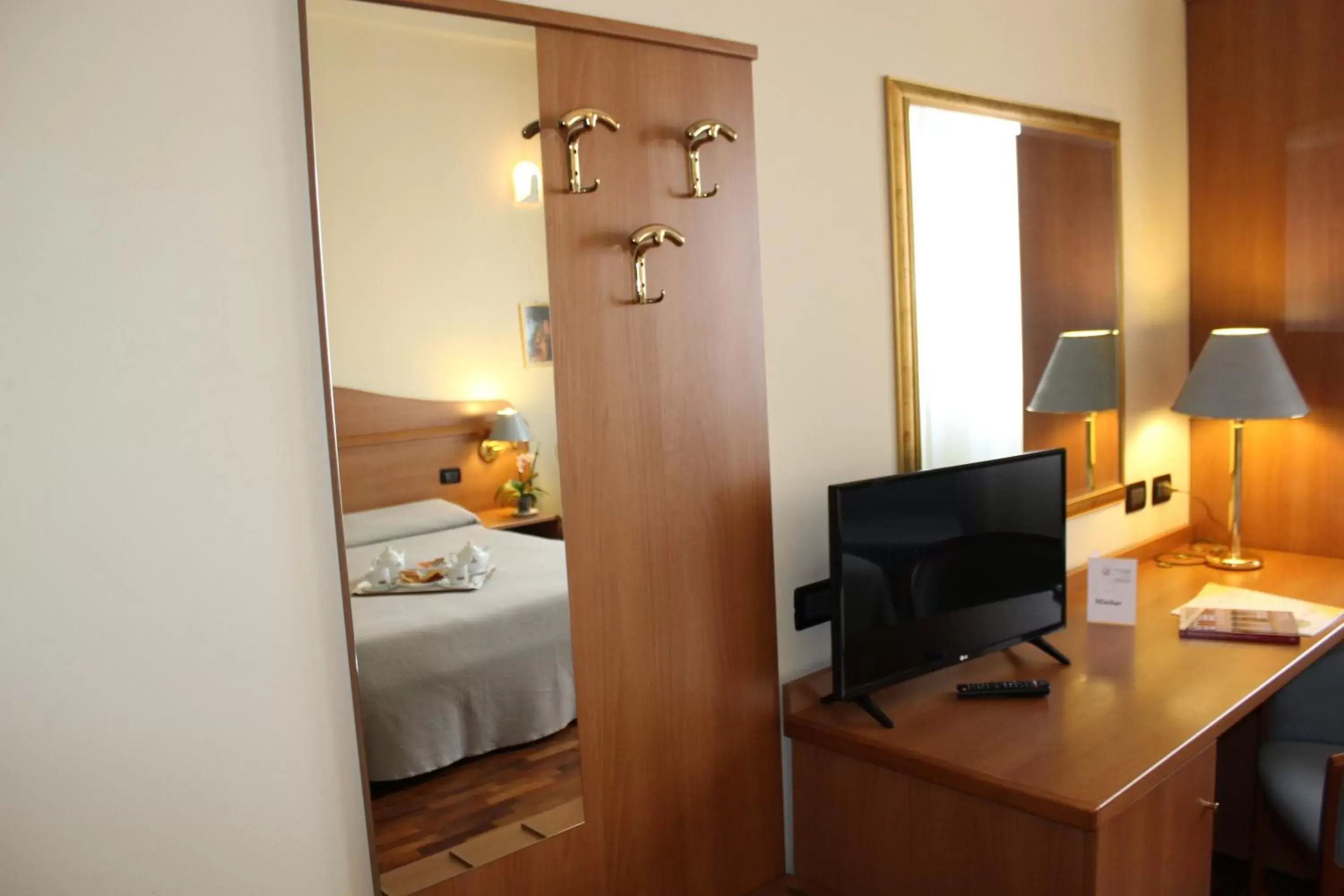 Bed, TV/Entertainment Center in Hotel Il Duca d'Este