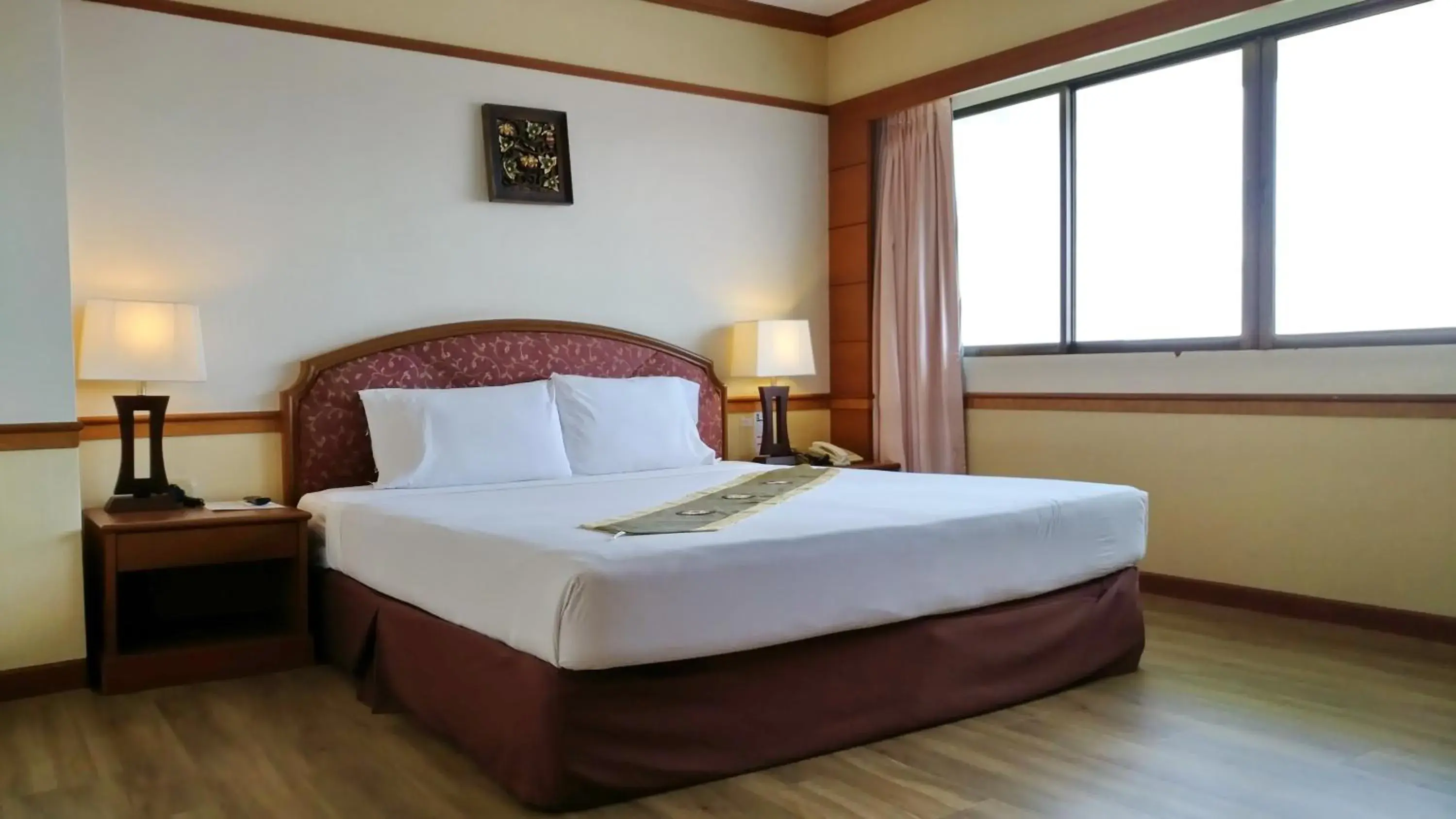 Bed in Grand Park Hotel (SHA Extra Plus)