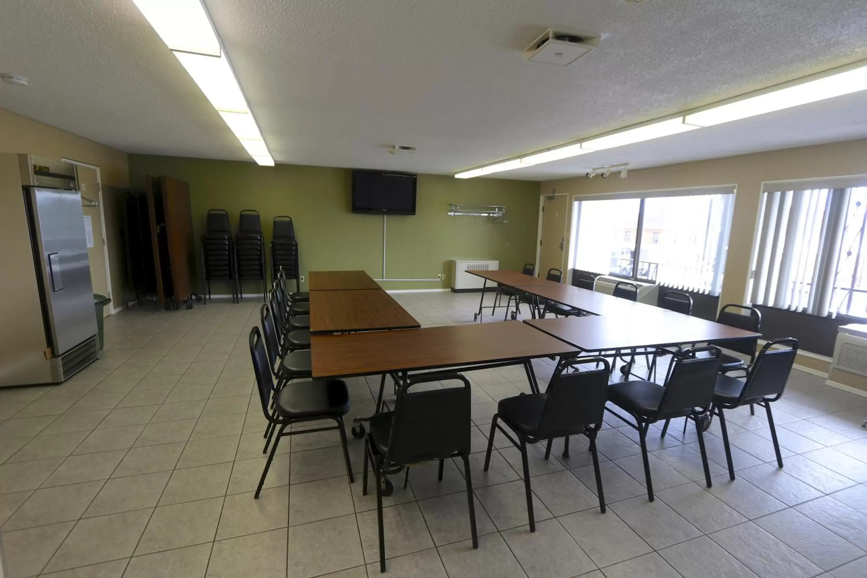 Meeting/conference room in Super 8 by Wyndham Hearst ON