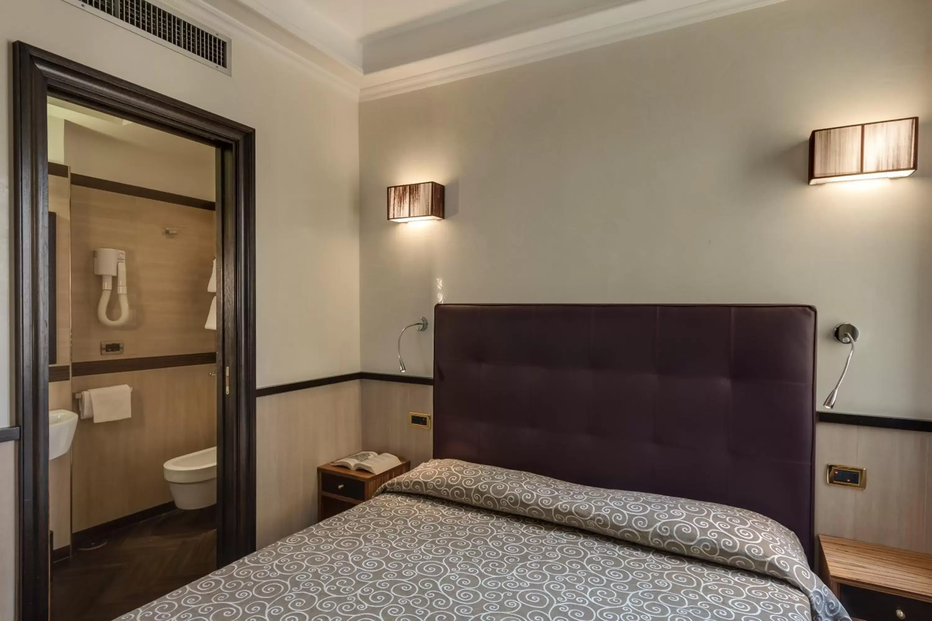 Bed in Hotel Borromeo
