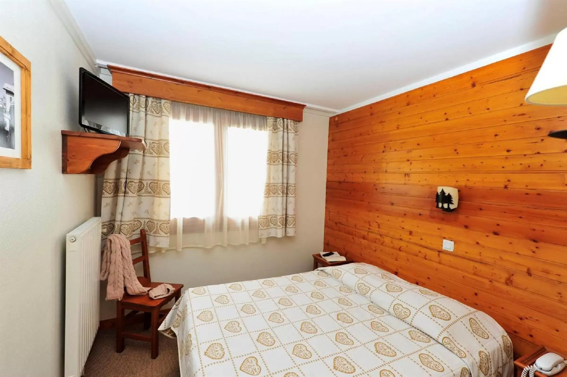 Bedroom, Bed in Hôtel Vacances Bleues Les Chalets du Prariand