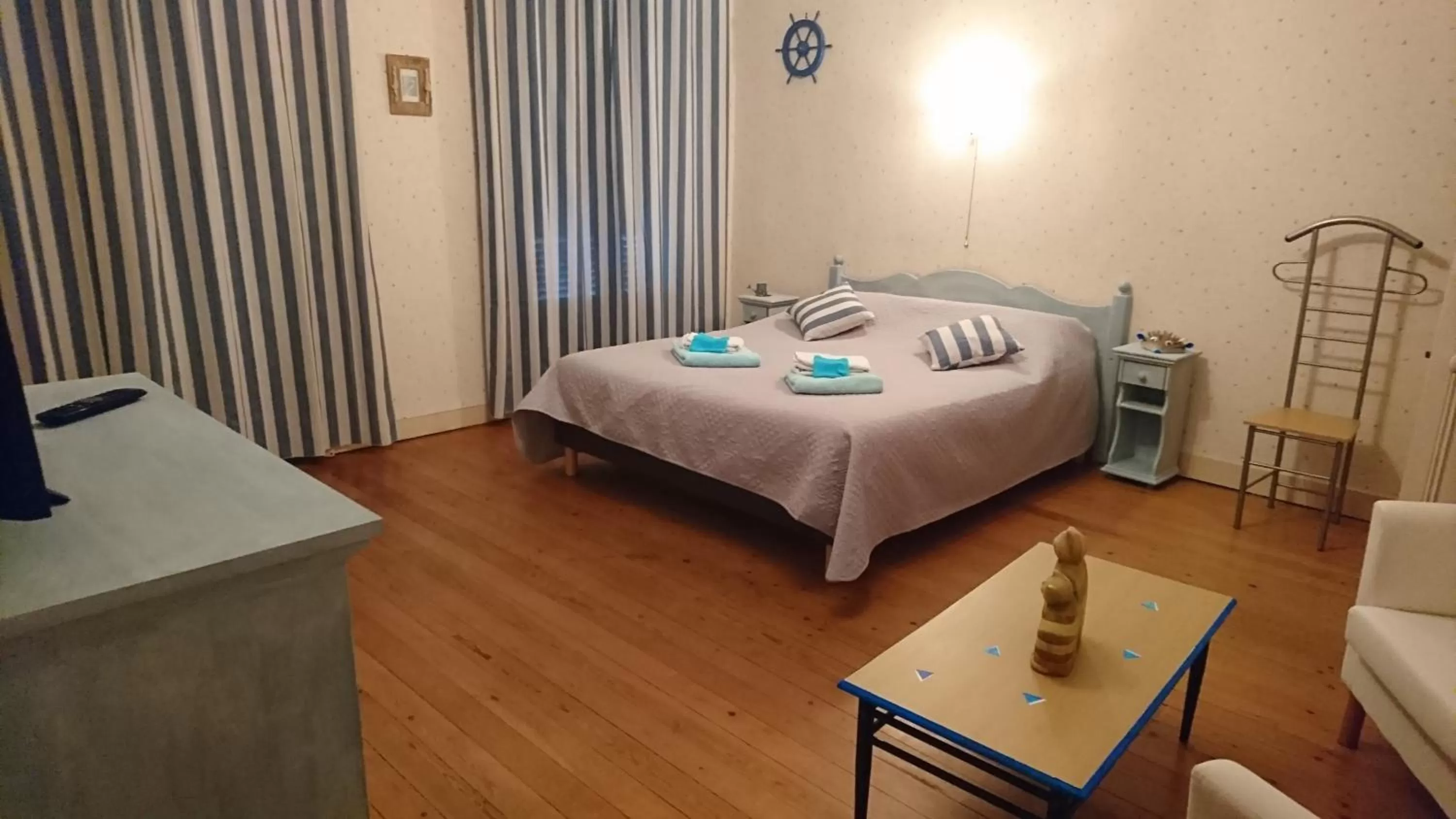 Photo of the whole room in JOYEUX REVEIL