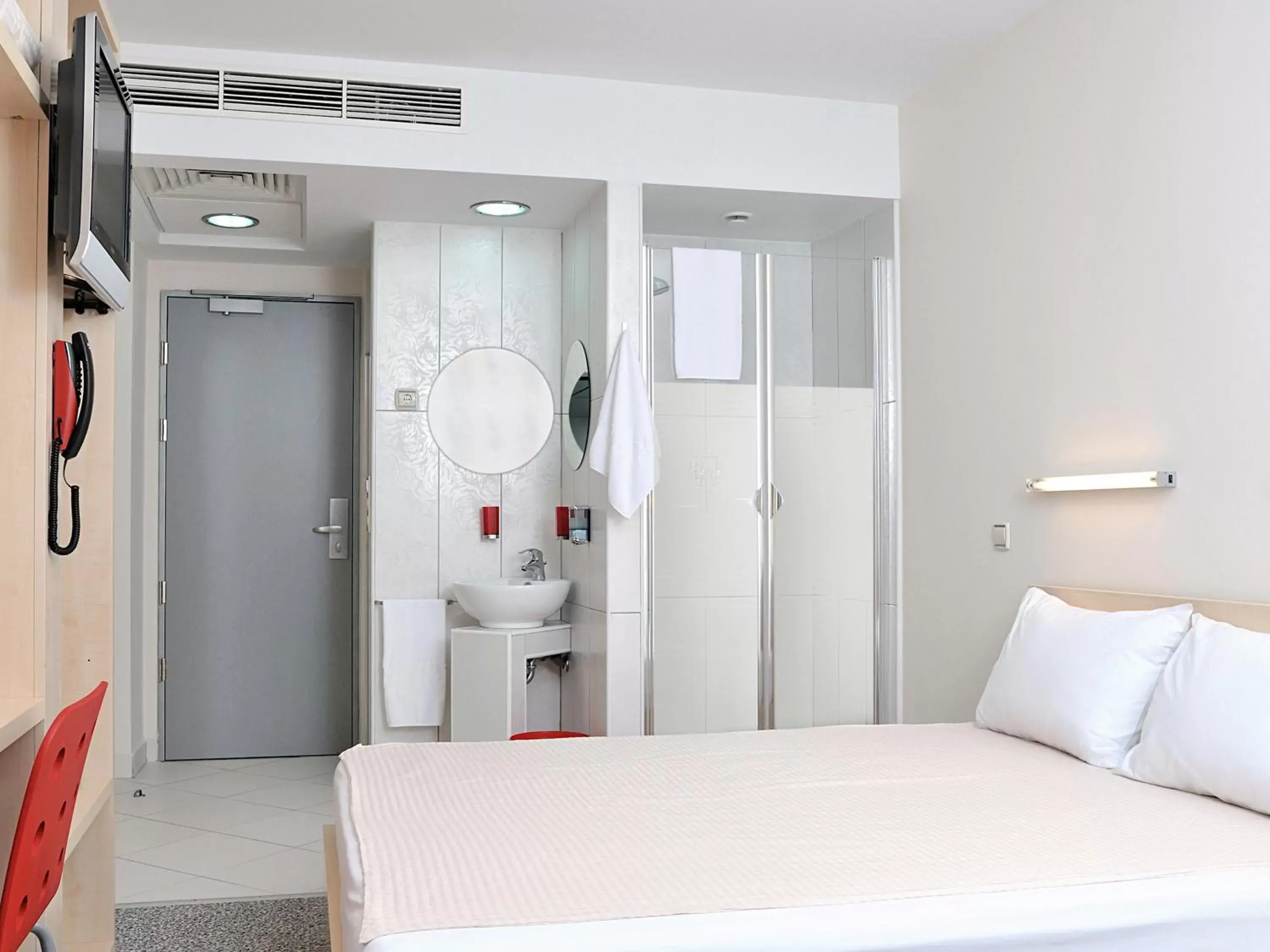 Bathroom, Bed in Hello Hotels Gara de Nord