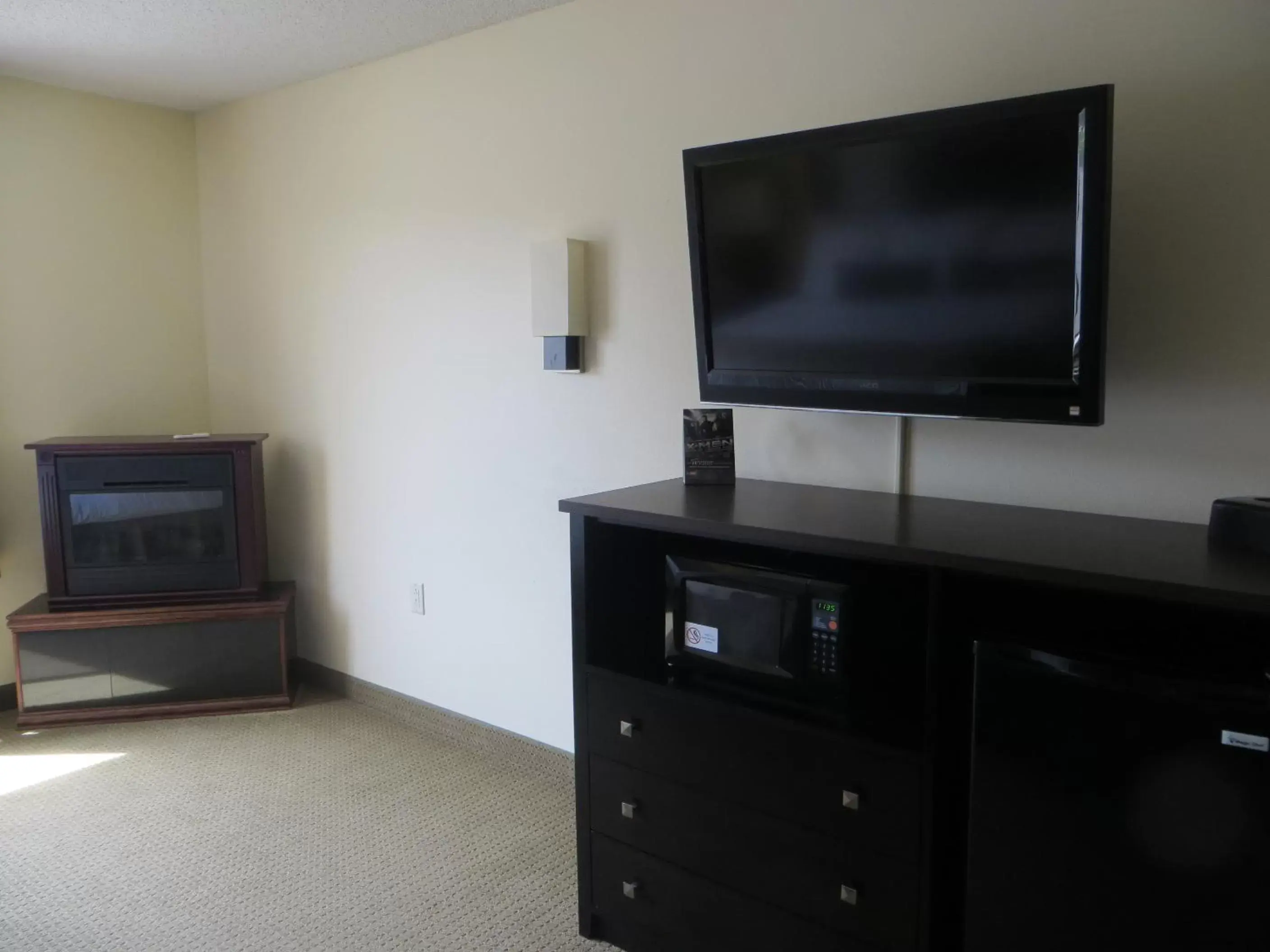 TV and multimedia, TV/Entertainment Center in Ramada by Wyndham Wisconsin Dells