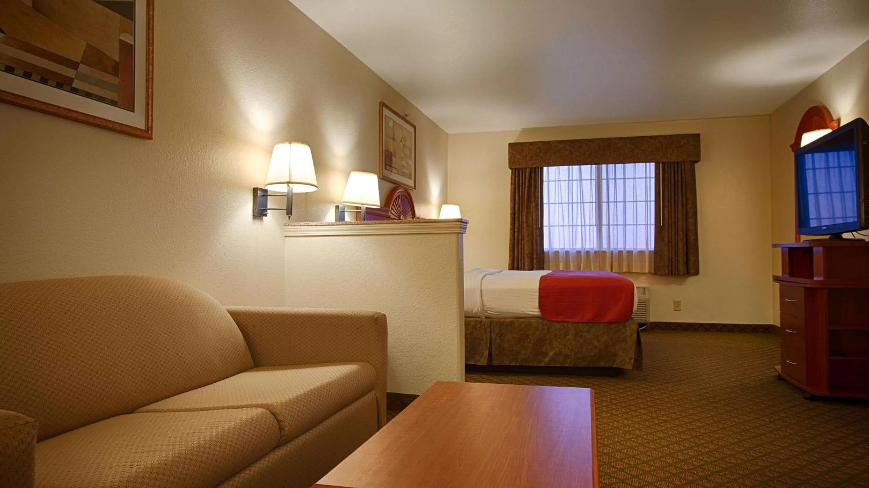 Photo of the whole room, Bed in Best Western Inn & Suites - Henrietta