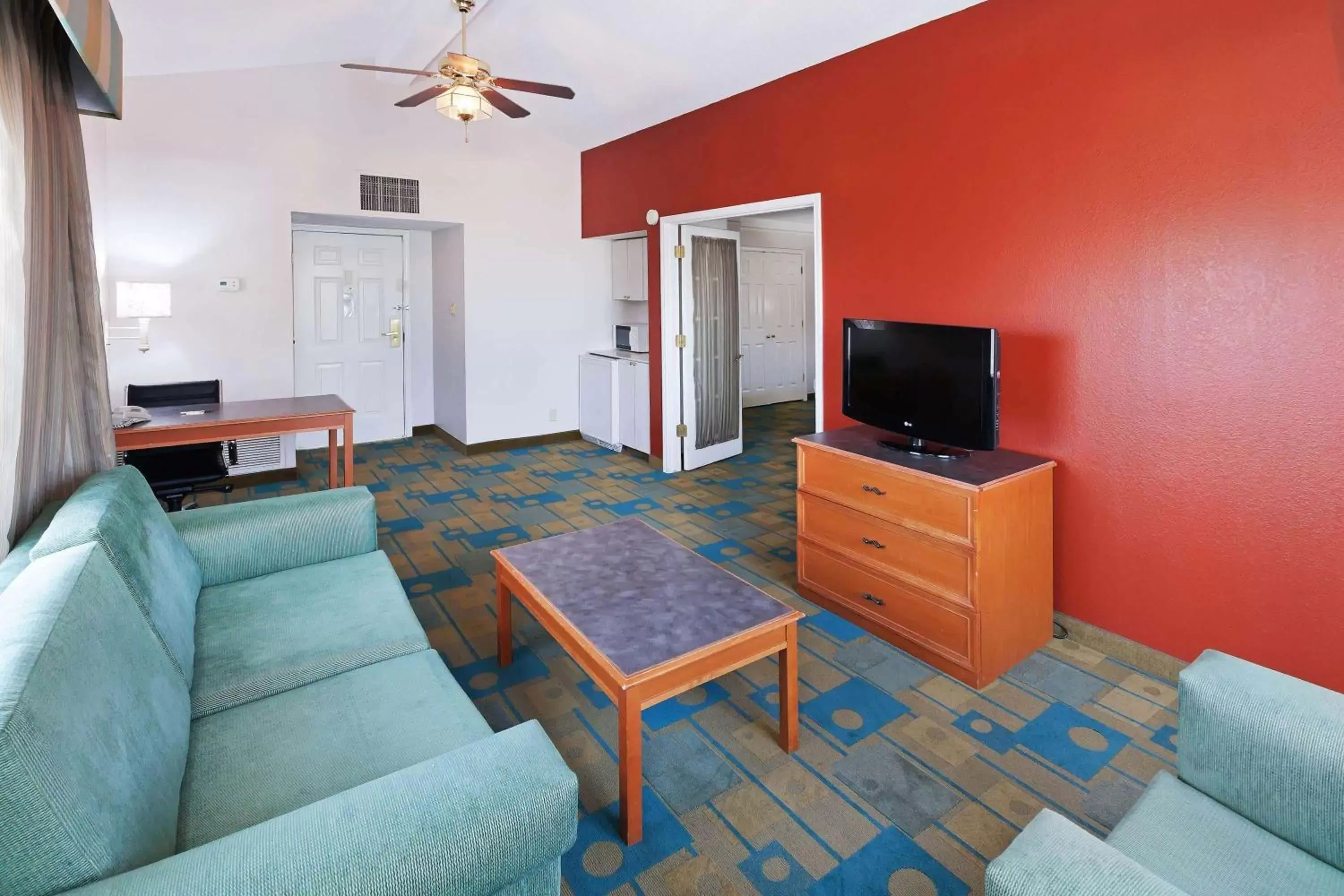 Photo of the whole room, Seating Area in La Quinta Inn by Wyndham Amarillo Mid-City