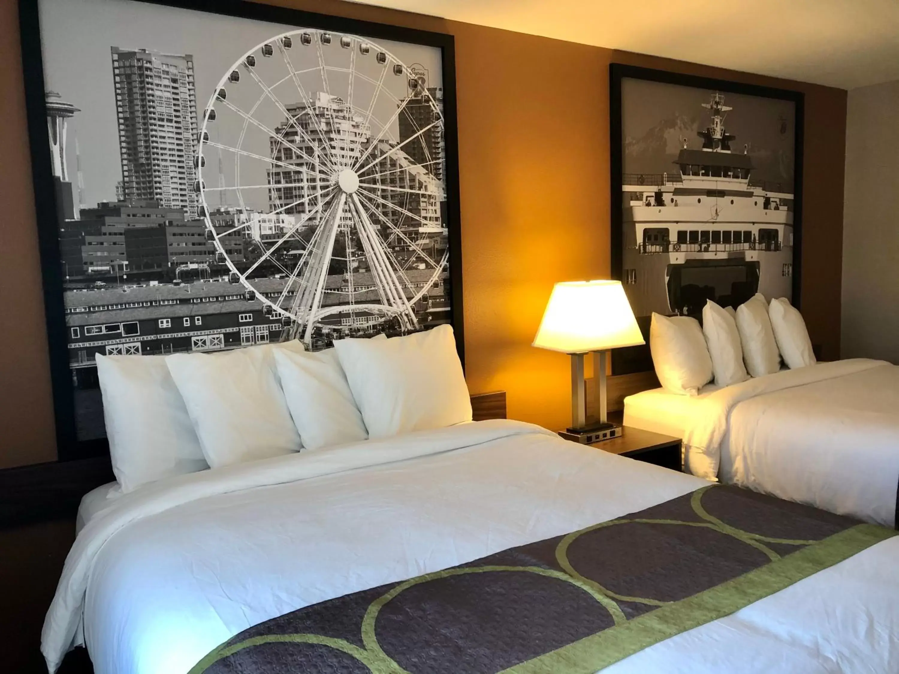 Bedroom, Bed in Super 8 by Wyndham Lynnwood Bedroom, Bed in Super 8 by Wyndham Lynnwood