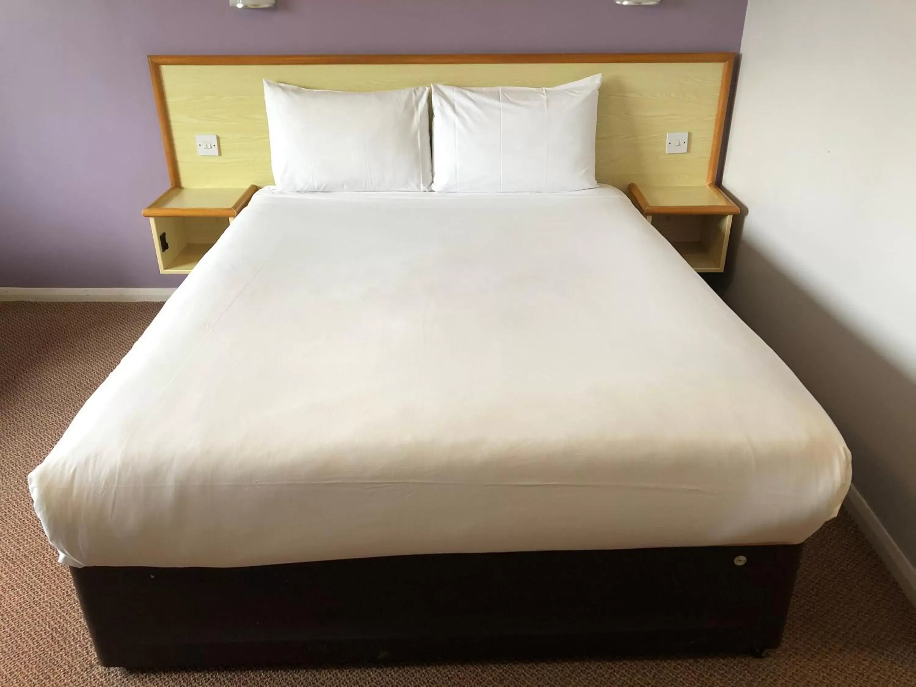 Bedroom, Bed in Redwings Lodge Baldock