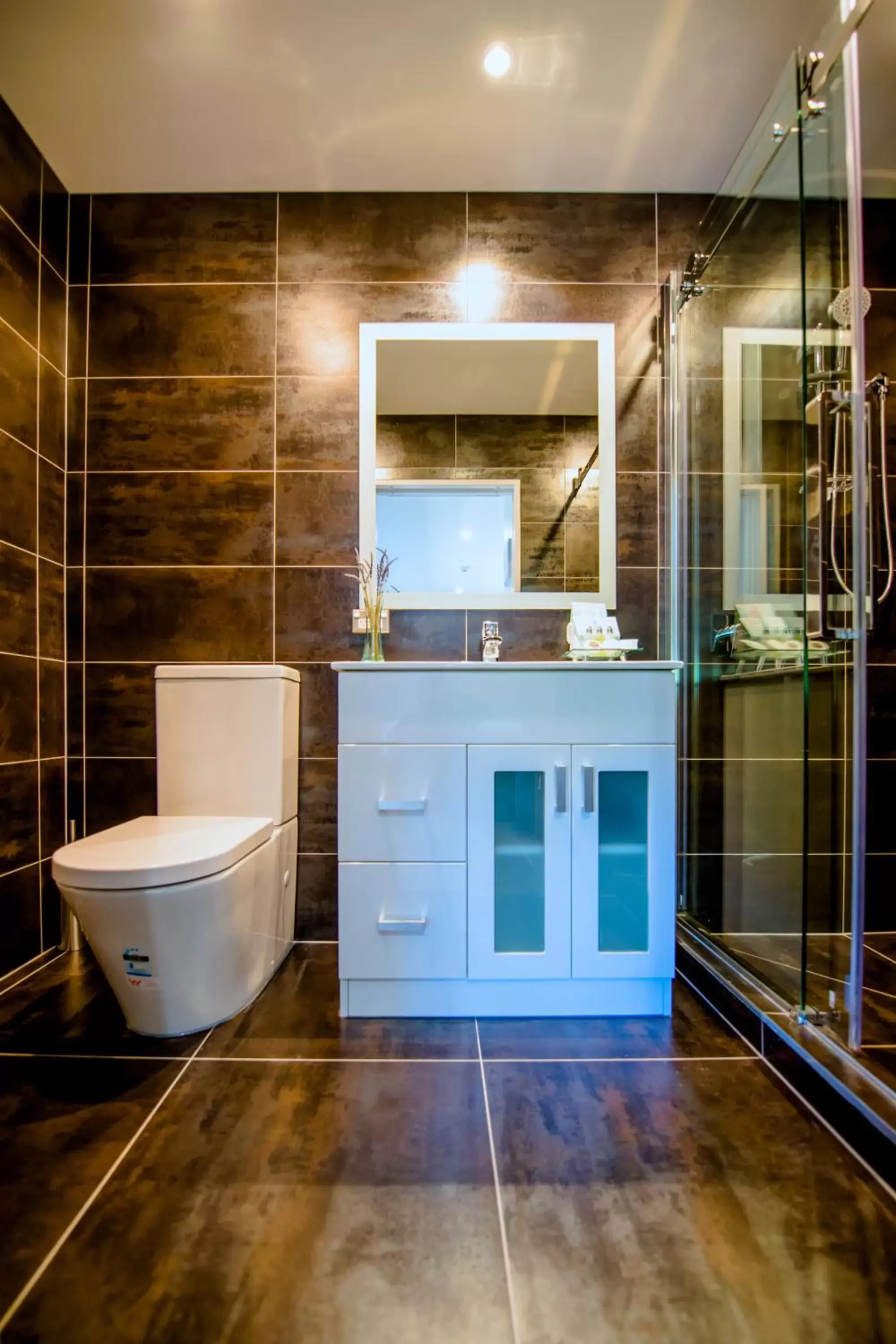 Shower, Bathroom in Best Western Alpine Hotel