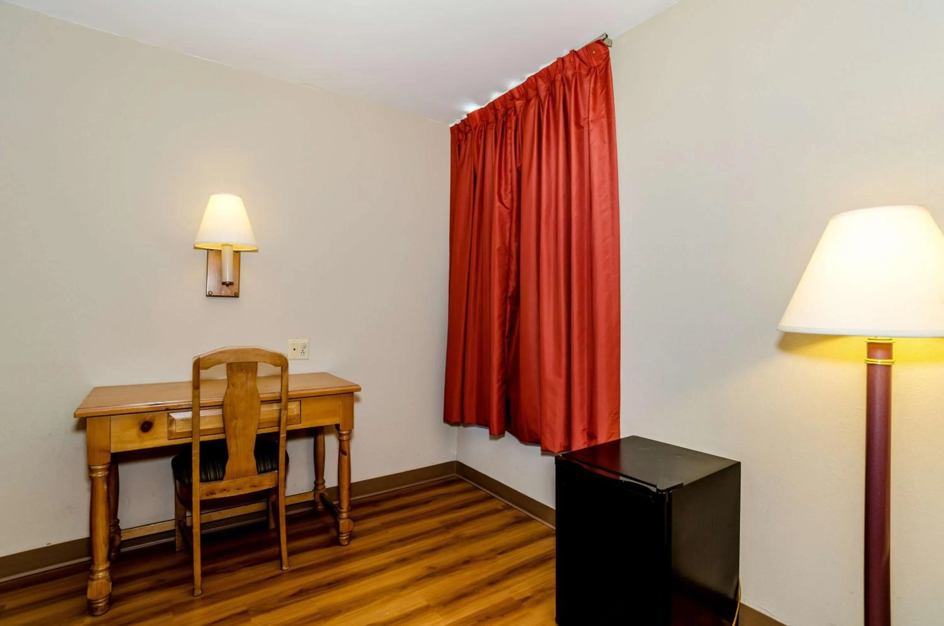 Photo of the whole room in Motel 6-Newark, DE