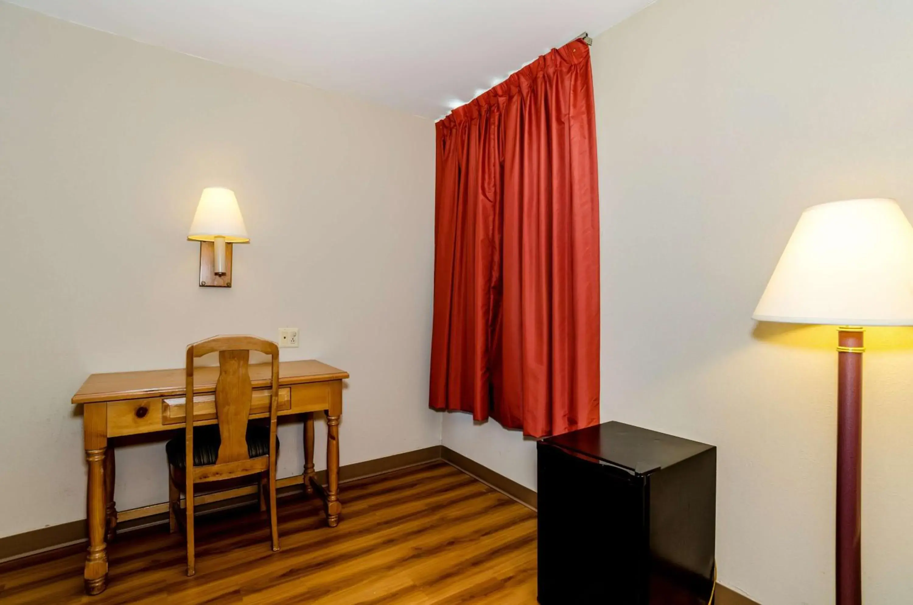 Photo of the whole room in Motel 6-Newark, DE Photo of the whole room in Motel 6-Newark, DE