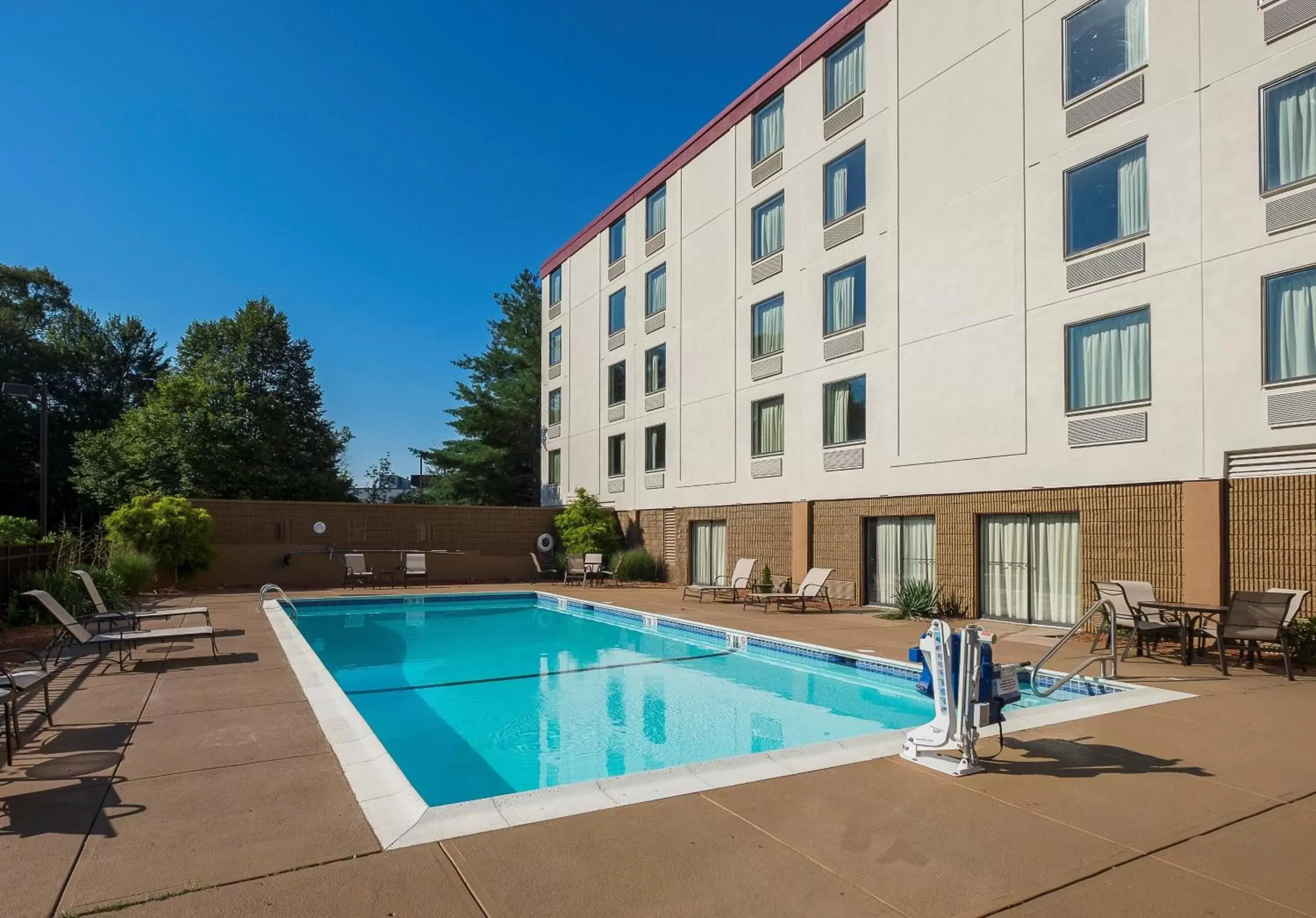 Swimming pool, Property Building in Red Roof Inn PLUS Boston - Mansfield - Foxboro