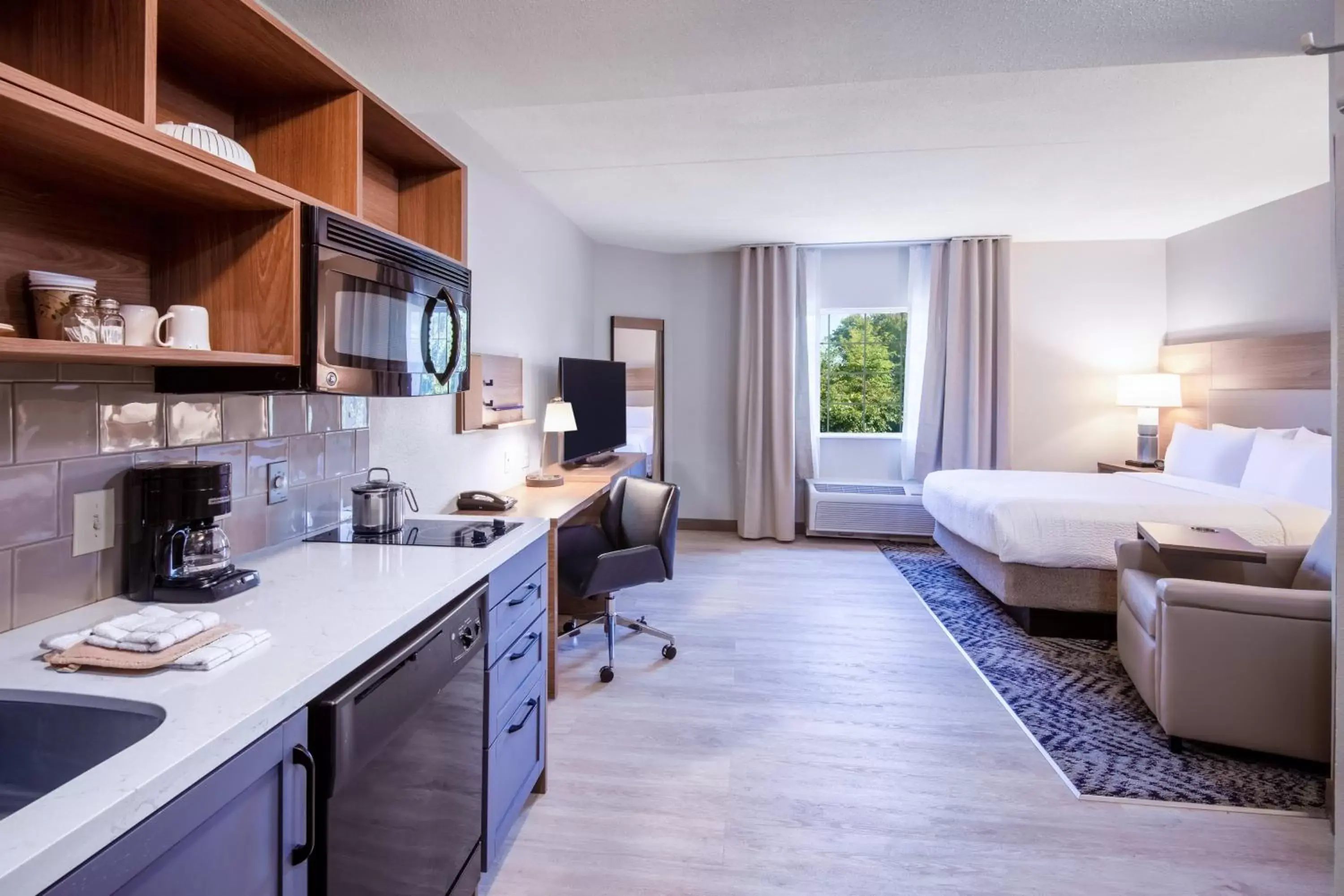 Bedroom, Kitchen/Kitchenette in Candlewood Suites Manassas, an IHG Hotel
