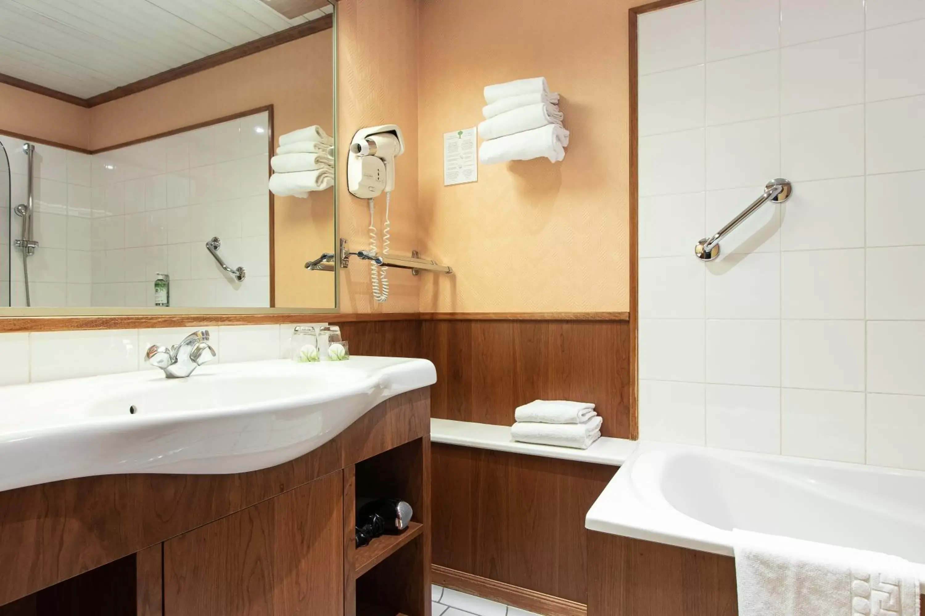 Bathroom in Hotel De La Paix