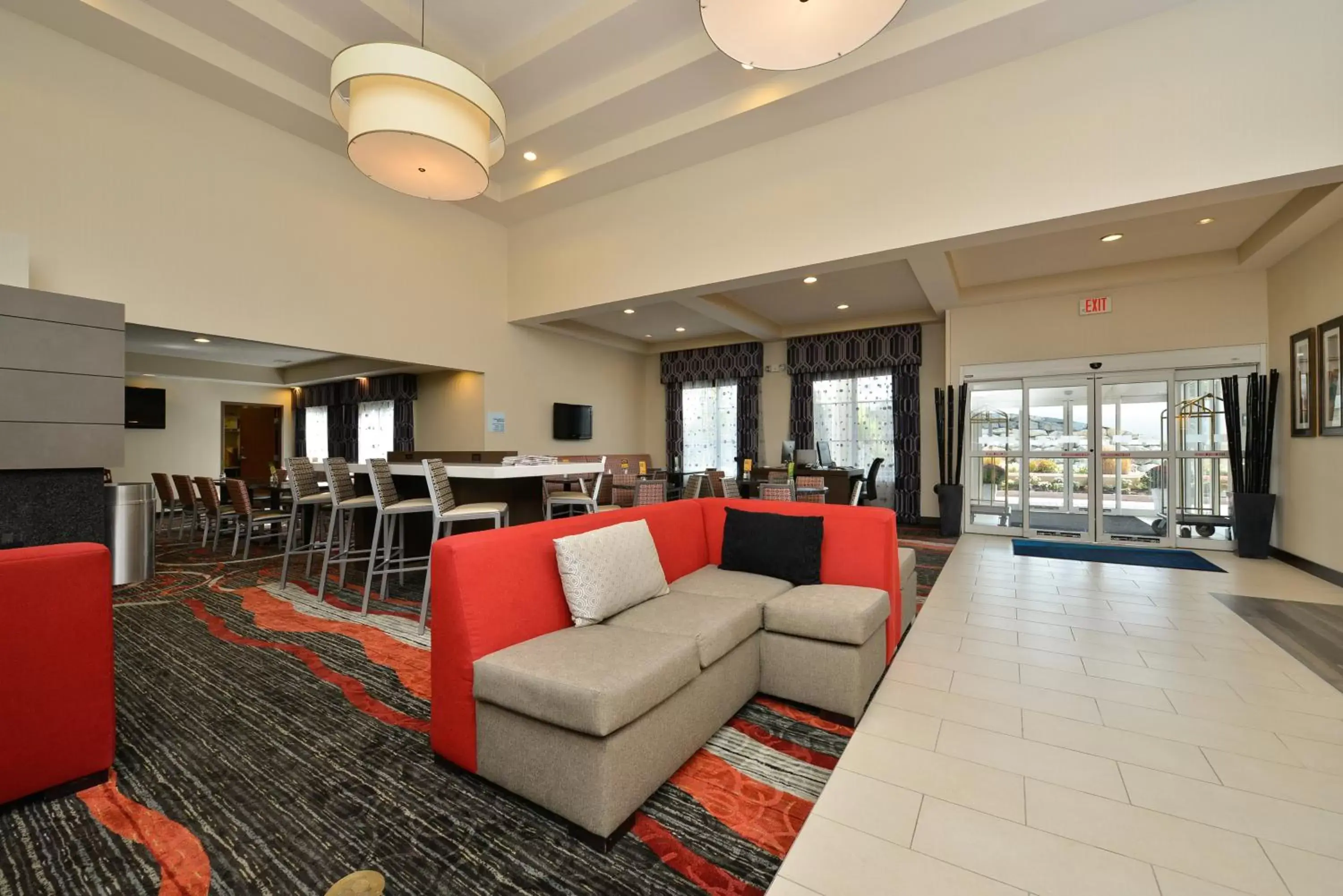 Lobby or reception, Lobby/Reception in Holiday Inn Express Boston/Milford Hotel, an IHG Hotel