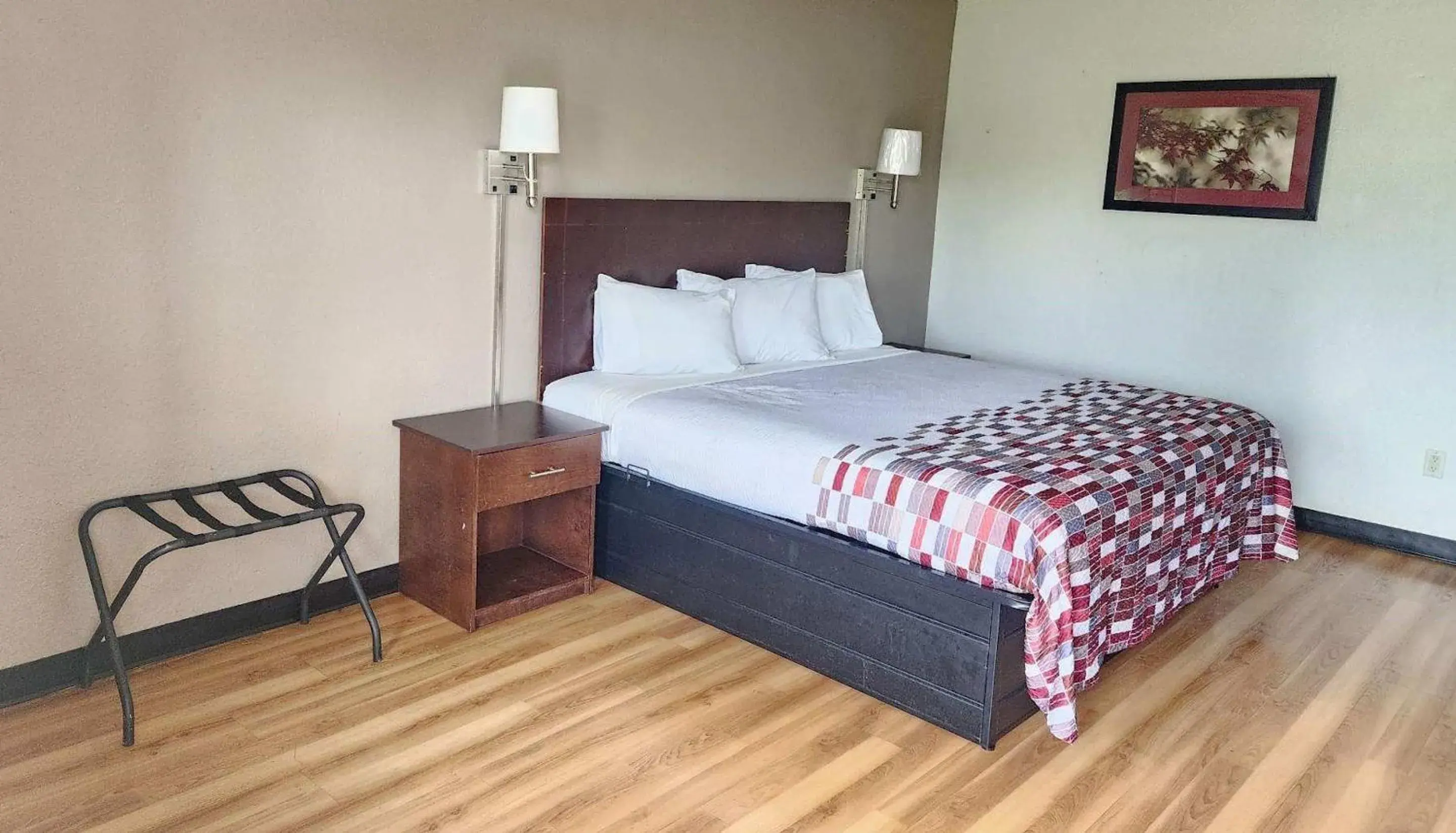 Photo of the whole room, Bed in Red Roof Inn Memphis - Airport