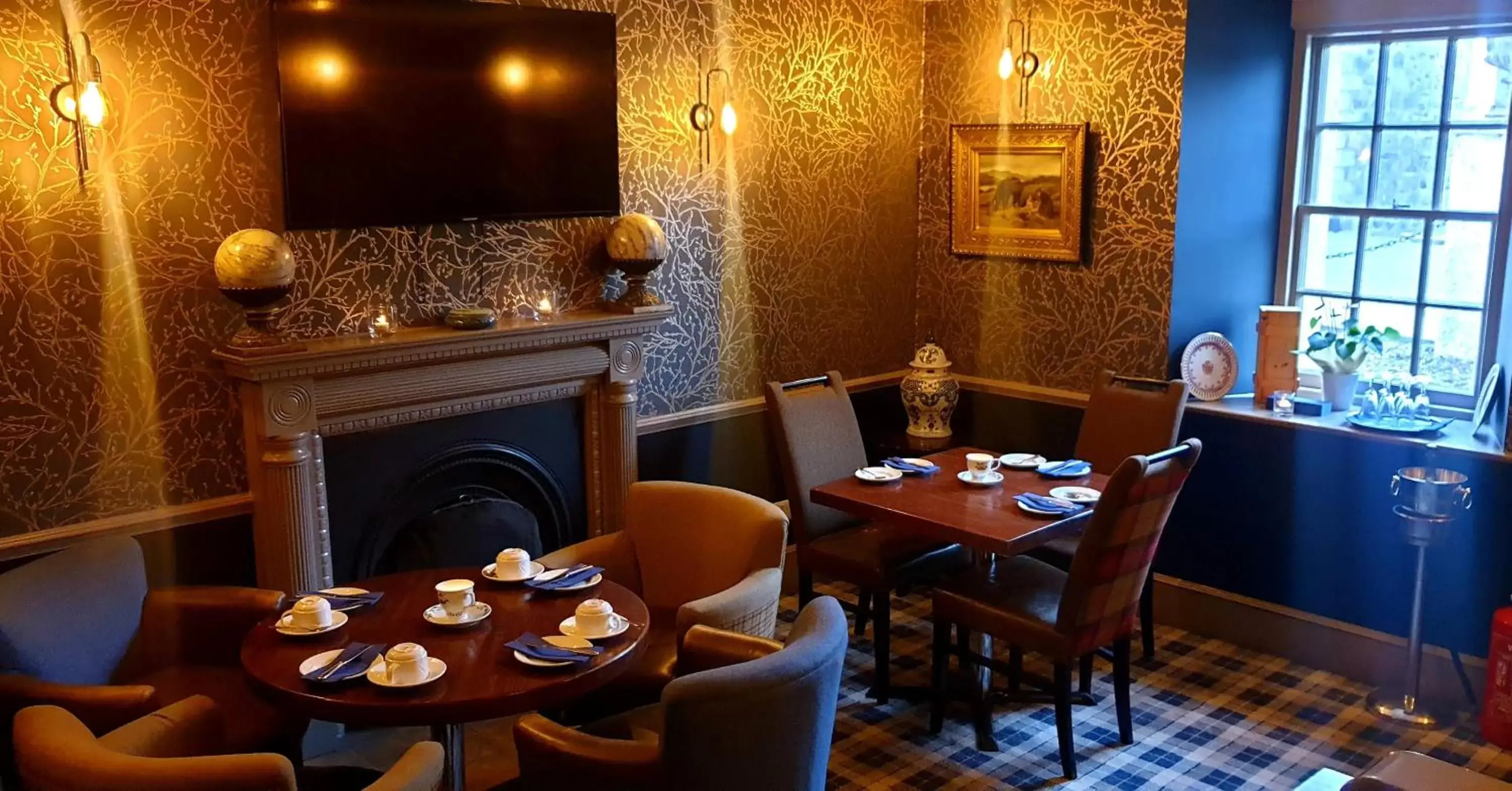 Restaurant/Places to Eat in Garth Hotel