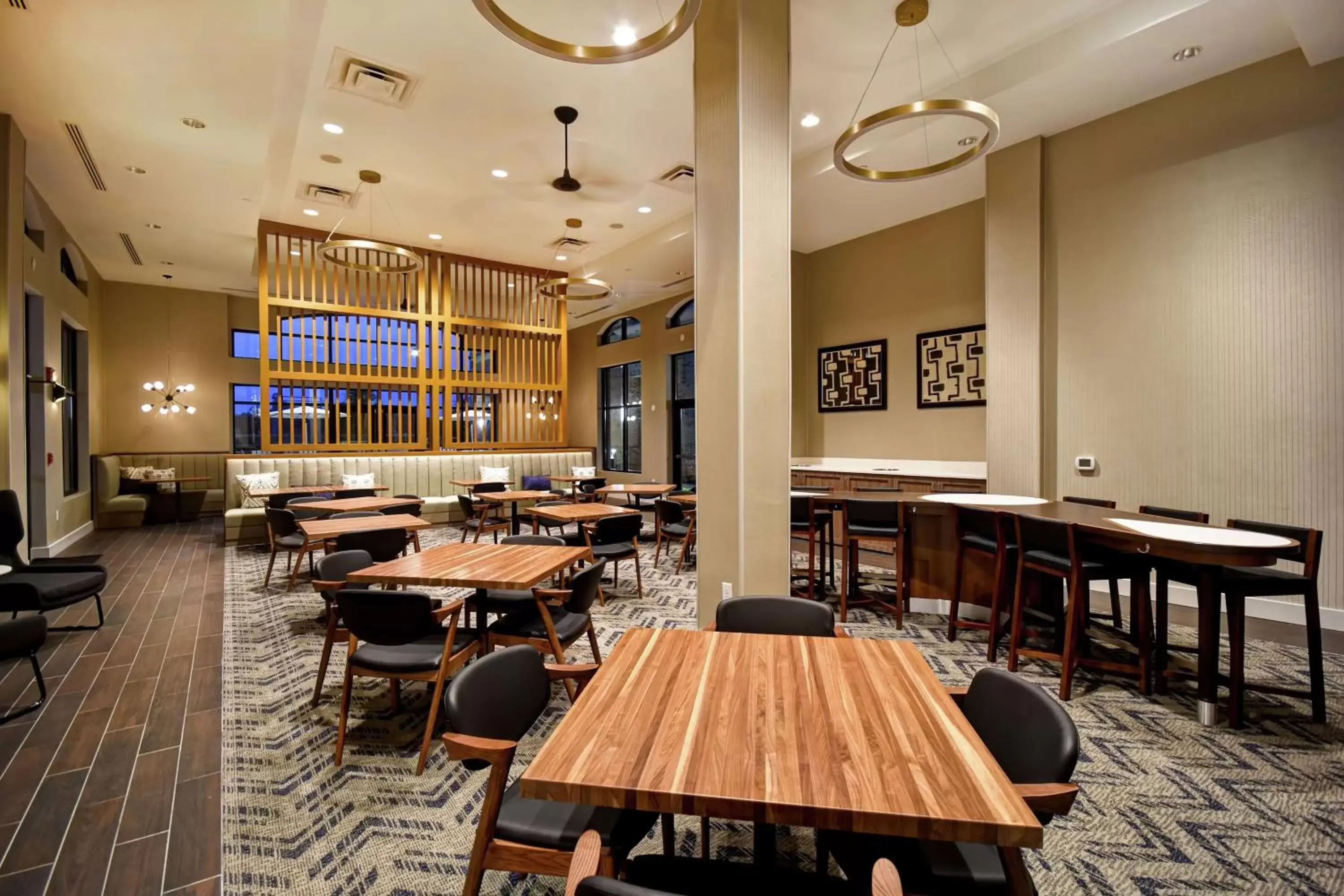 Seating area, Restaurant/Places to Eat in Homewood Suites By Hilton Greenville Downtown