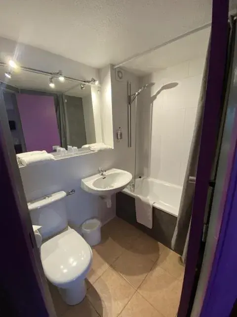Toilet, Bathroom in Hôtel De La Plage
