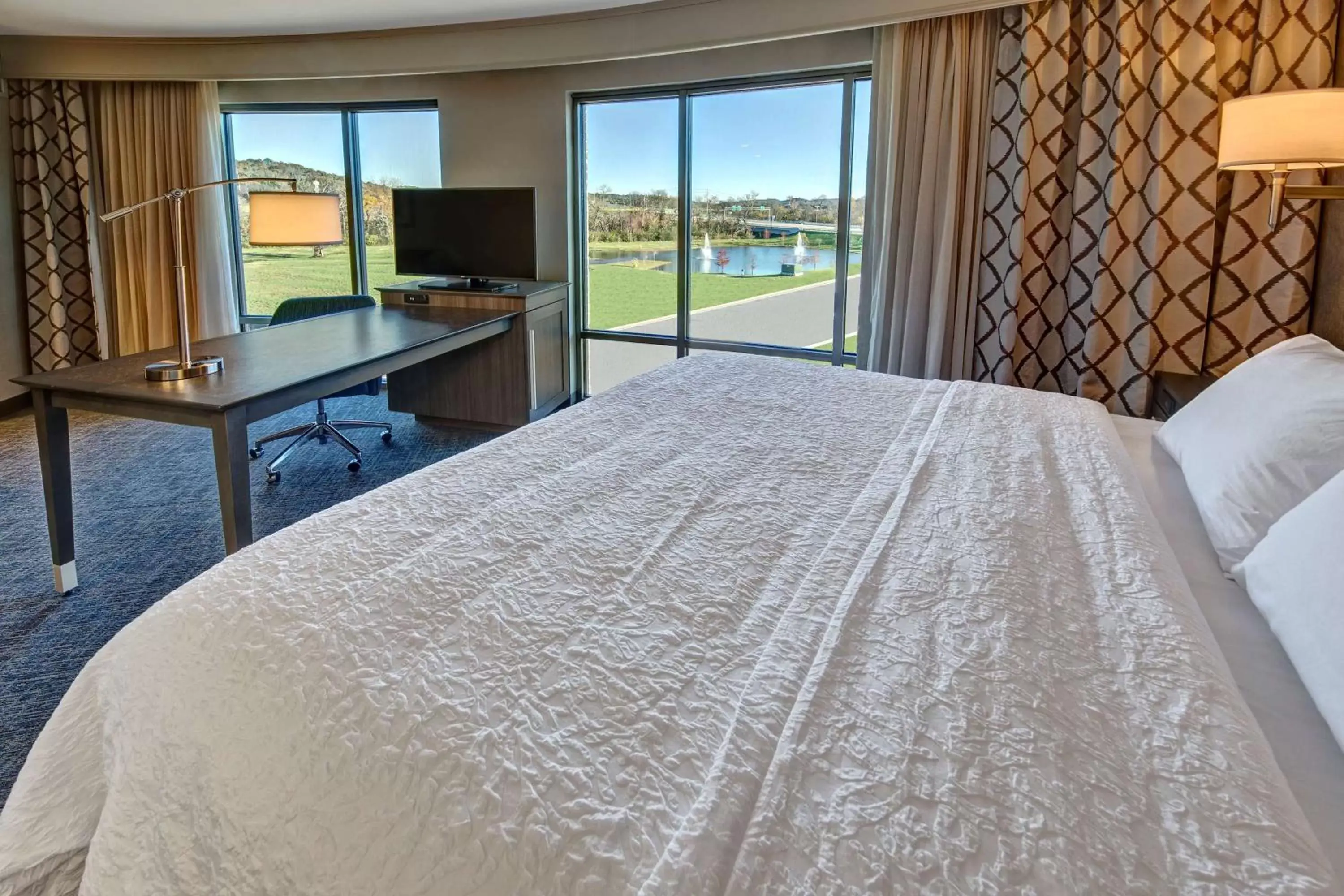 Bedroom, Bed in Hampton Inn & Suites Franklin Berry Farms, Tn