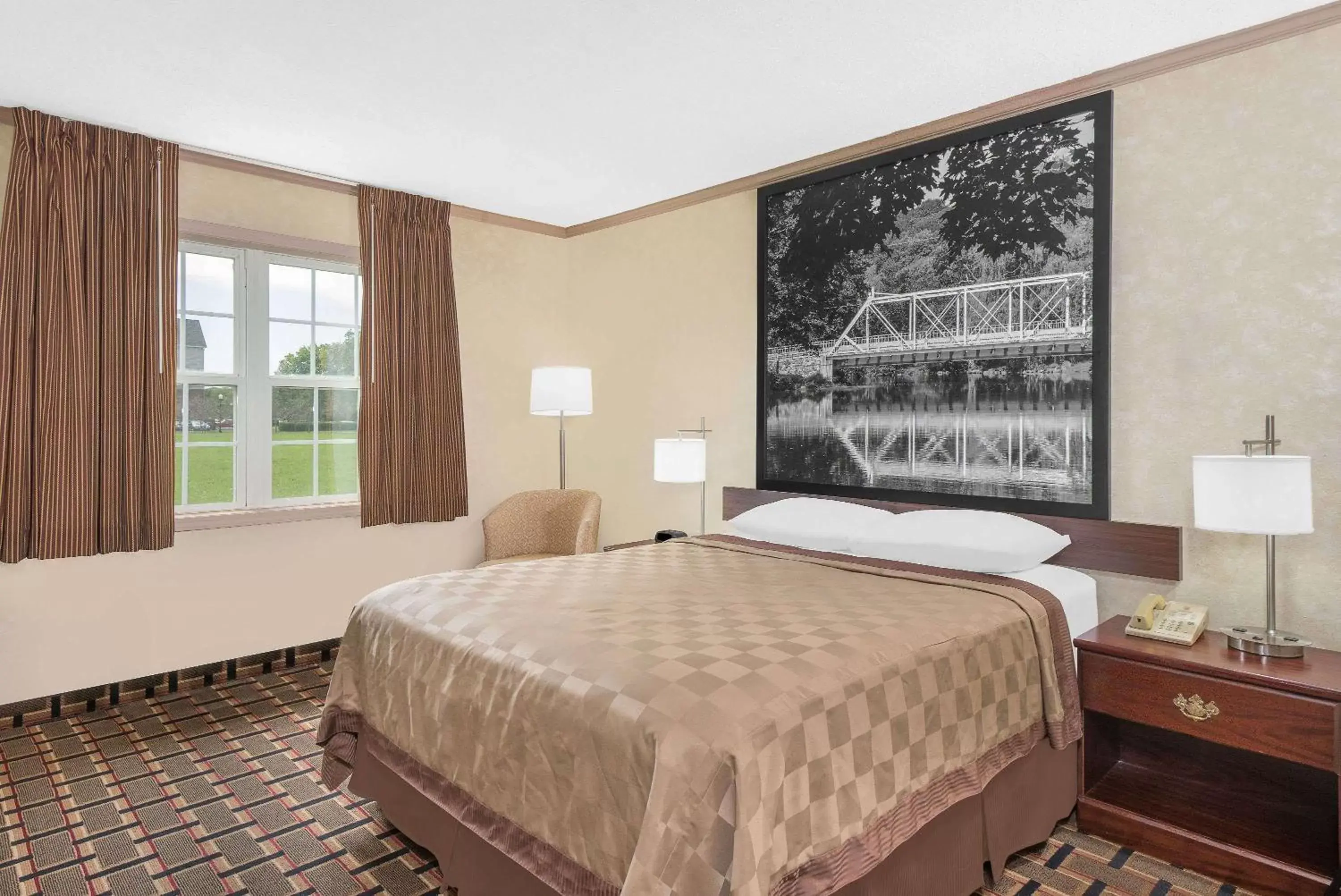 Queen Room - Mobility Access/Non-Smoking in Super 8 by Wyndham Maumee Perrysburg Toledo Area