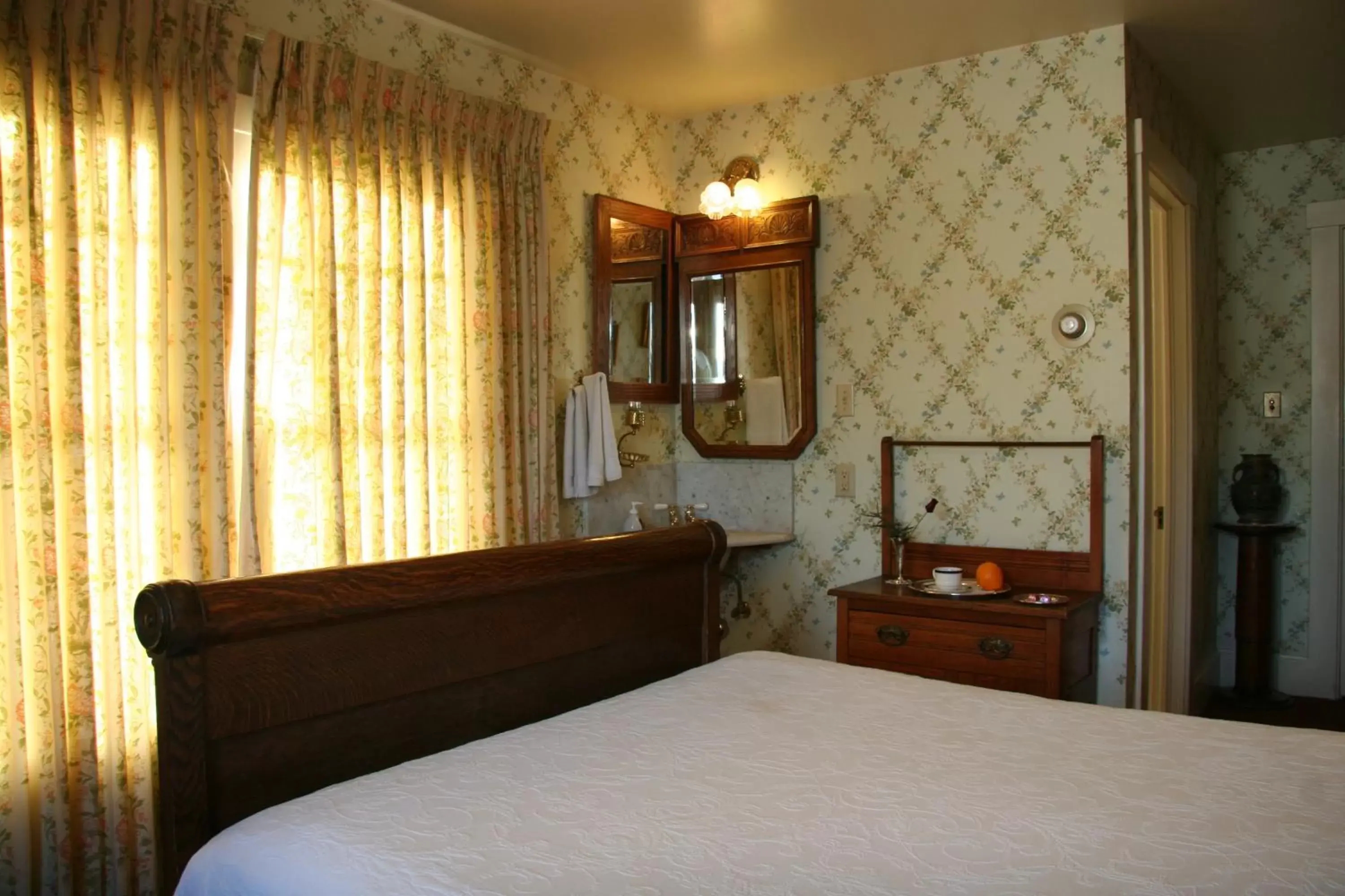 Photo of the whole room, Bed in Martine Inn