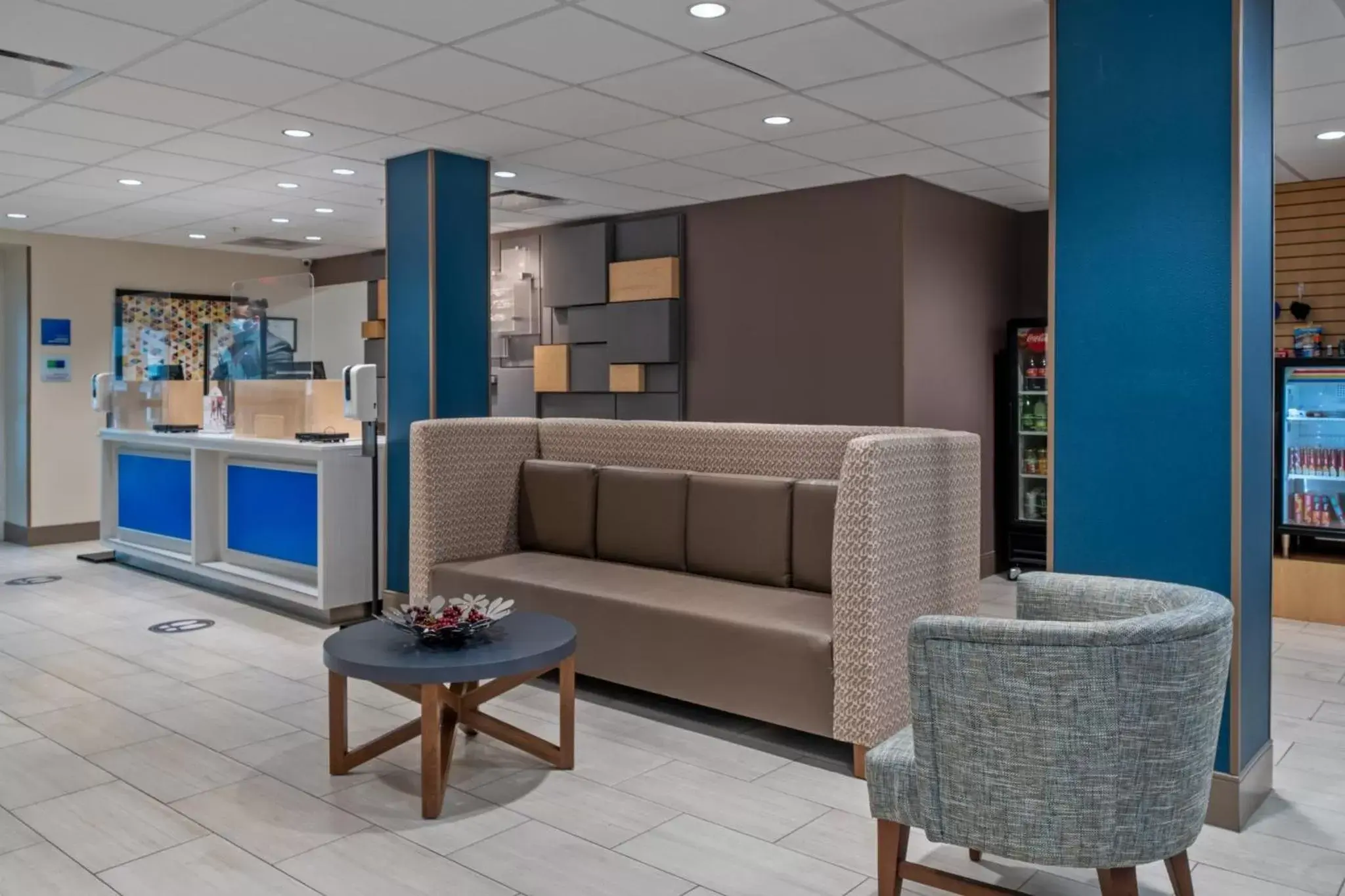 Property building, Lobby/Reception in Holiday Inn Express Hotel & Suites Woodbridge, an IHG Hotel