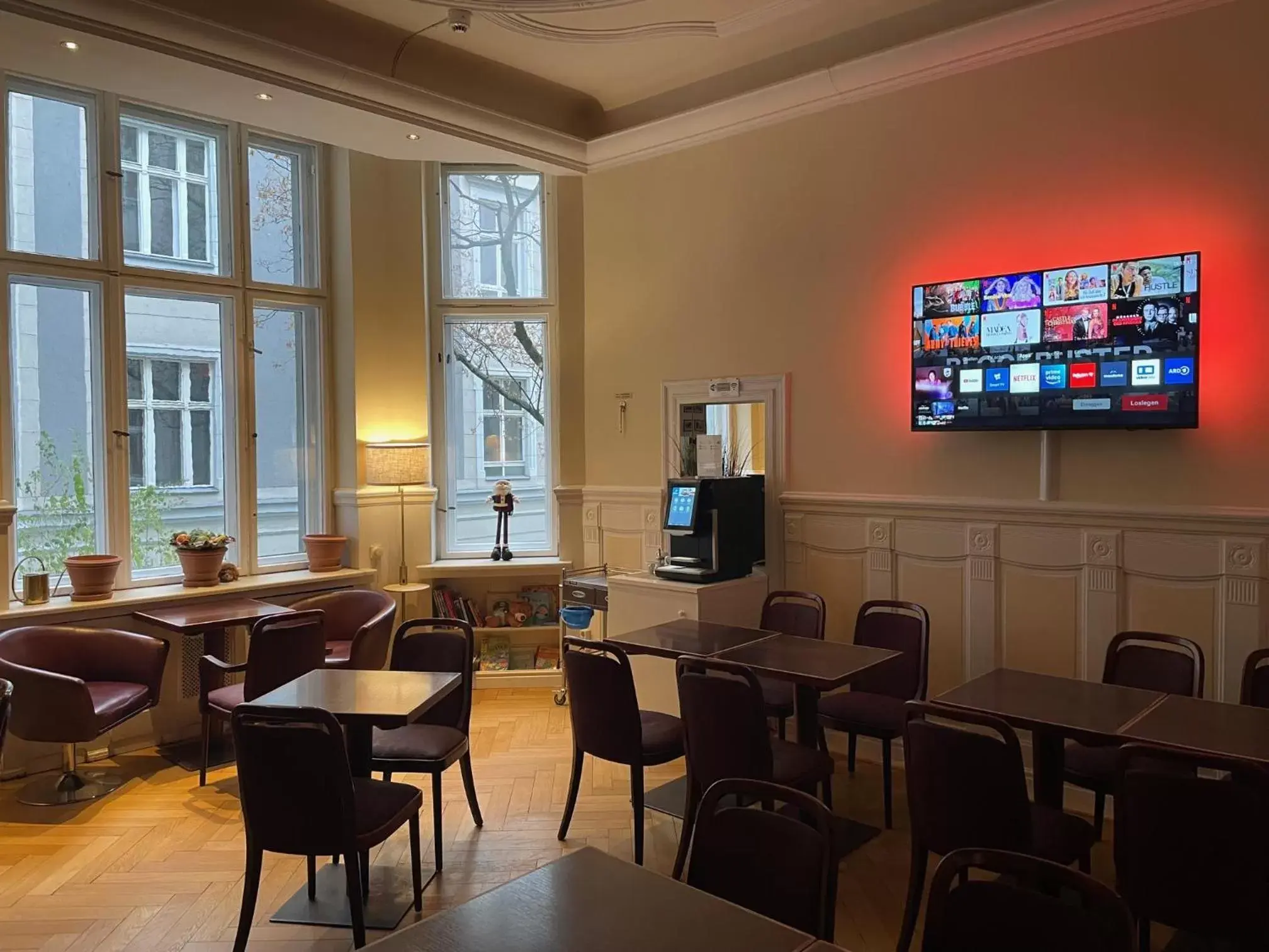 Communal lounge/ TV room, Restaurant/Places to Eat in Hotel Astrid am Kurfürstendamm