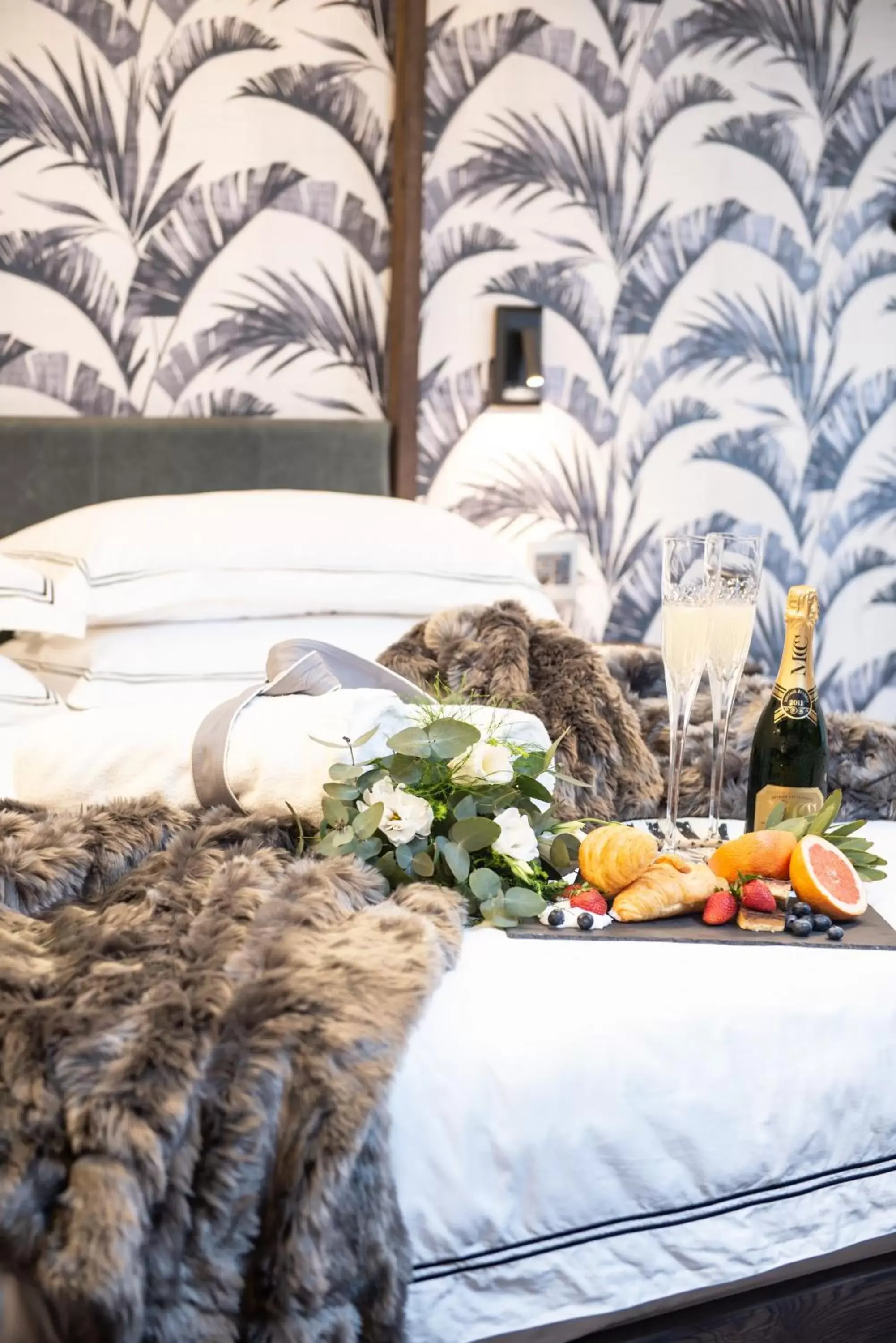 Food and drinks, Bed in The Feather Hill Boutique Hotel
