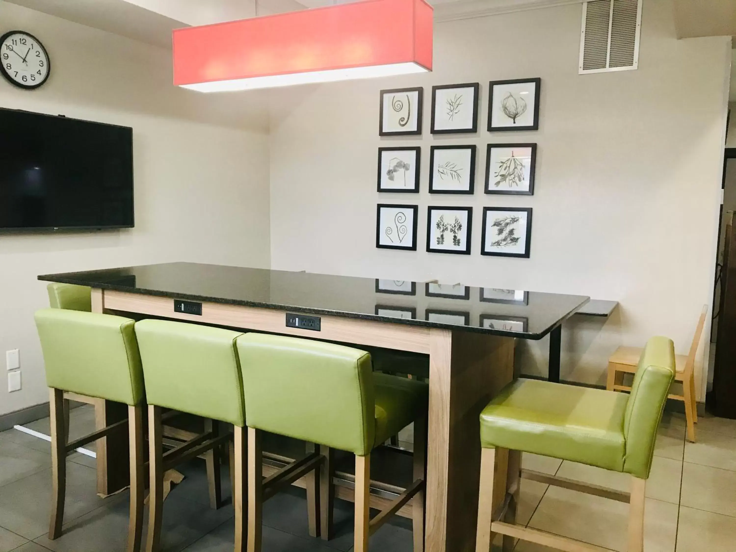 Dining area in Country Inn & Suites by Radisson, Warner Robins, GA