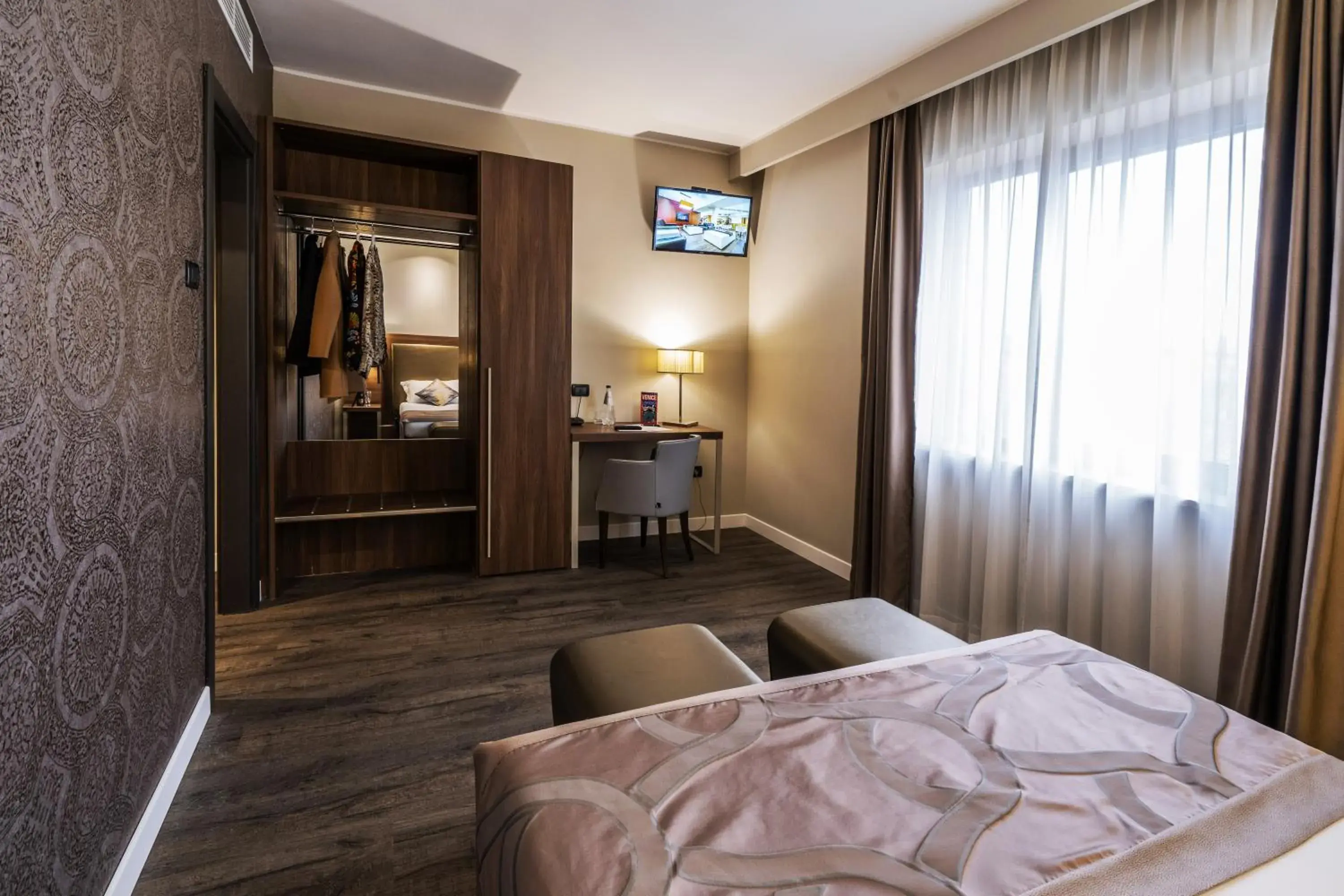 Bedroom, Bed in Smart Hotel Holiday