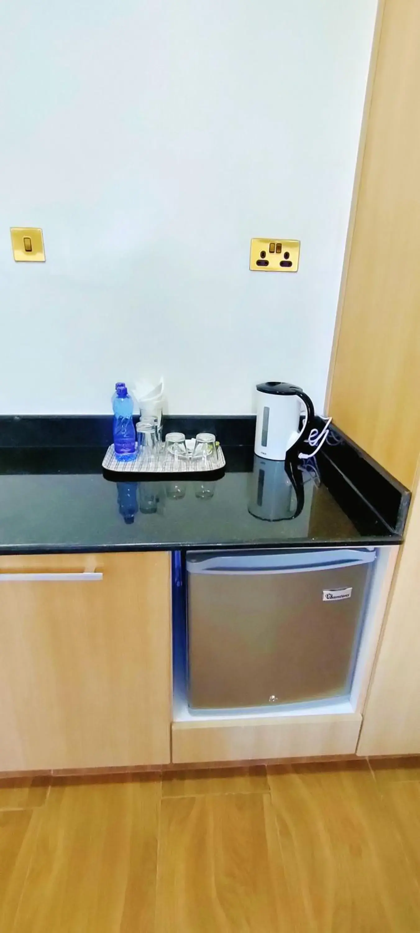 Coffee/tea facilities, Kitchen/Kitchenette in Hays Suites Hotel