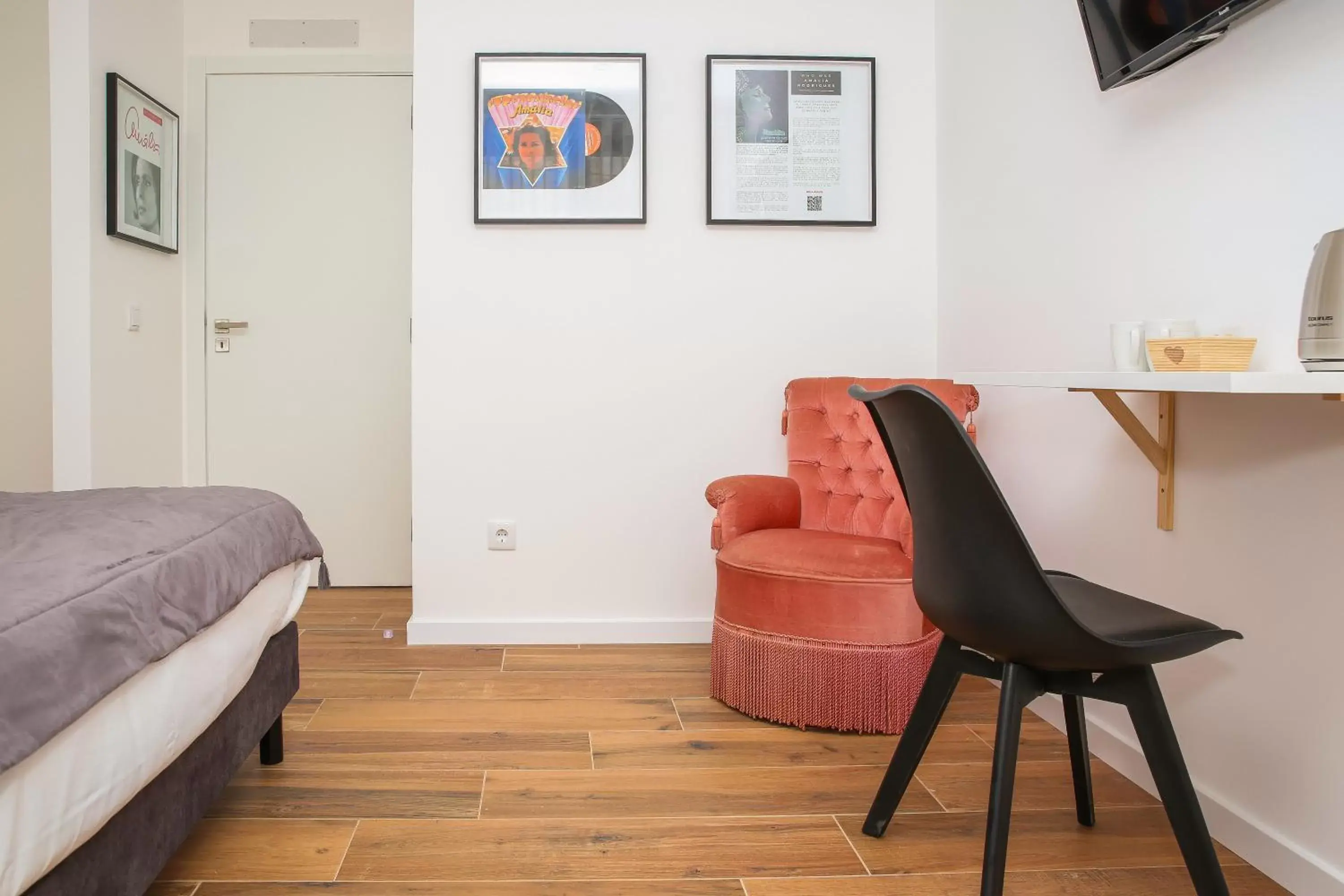 Bed, Seating Area in Pata da Gaivota Boutique House