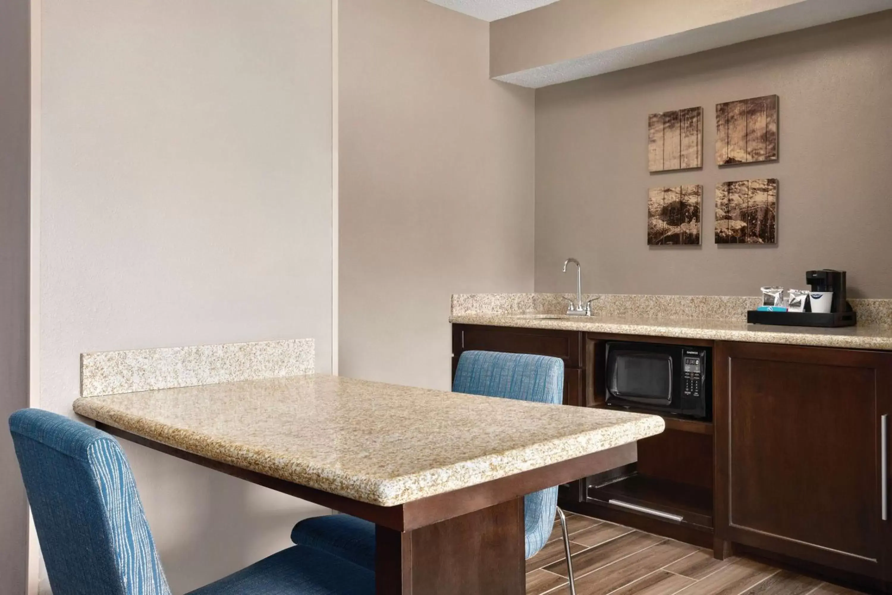 Bedroom, Kitchen/Kitchenette in Hampton Inn & Suites Fort Wayne-North