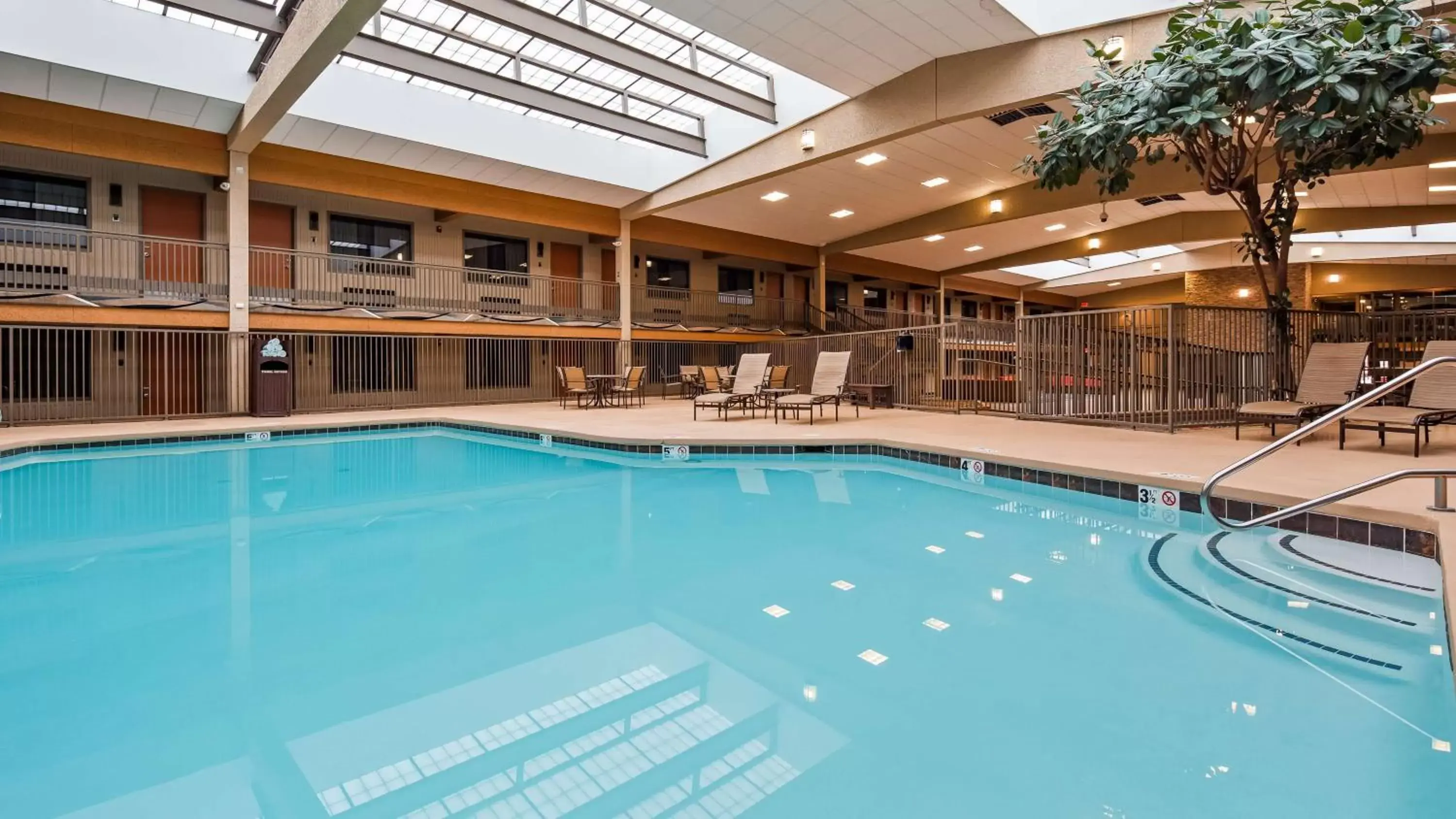 Activities, Swimming Pool in Best Western Plus Raton Hotel