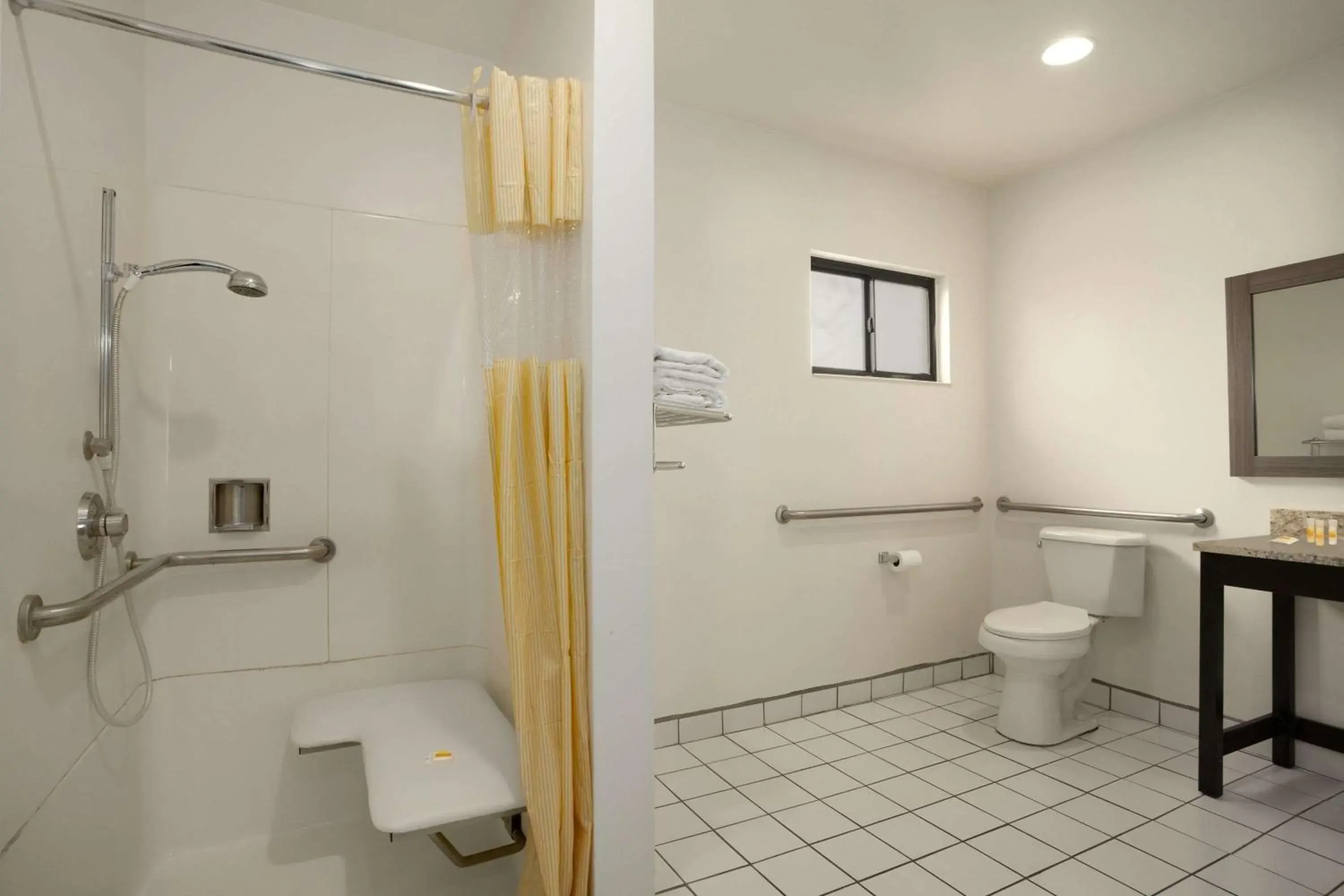 Photo of the whole room, Bathroom in Americas Best Value Inn Blythe