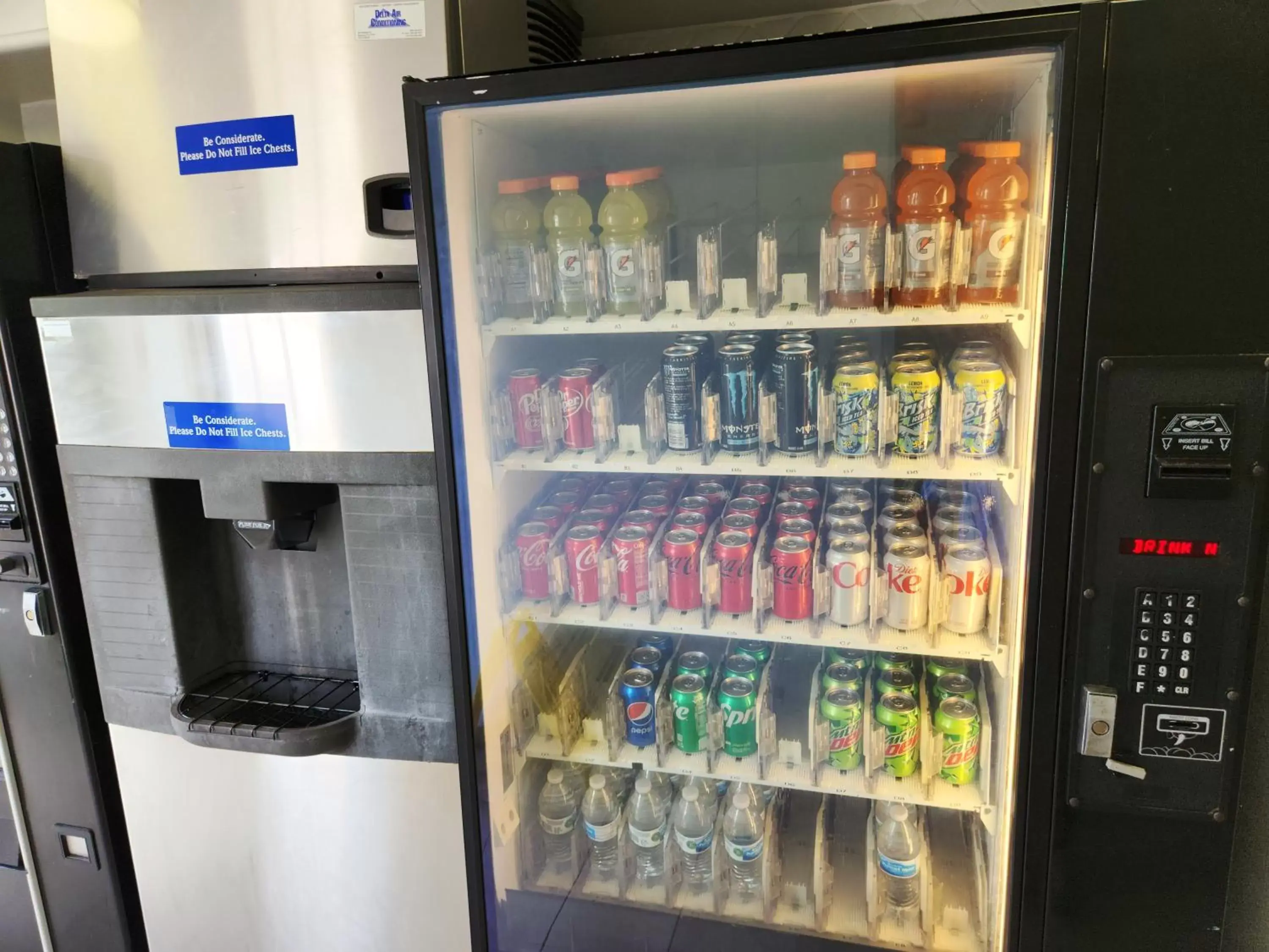 vending machine in Studio 6 Baytown, Tx - Garth Road