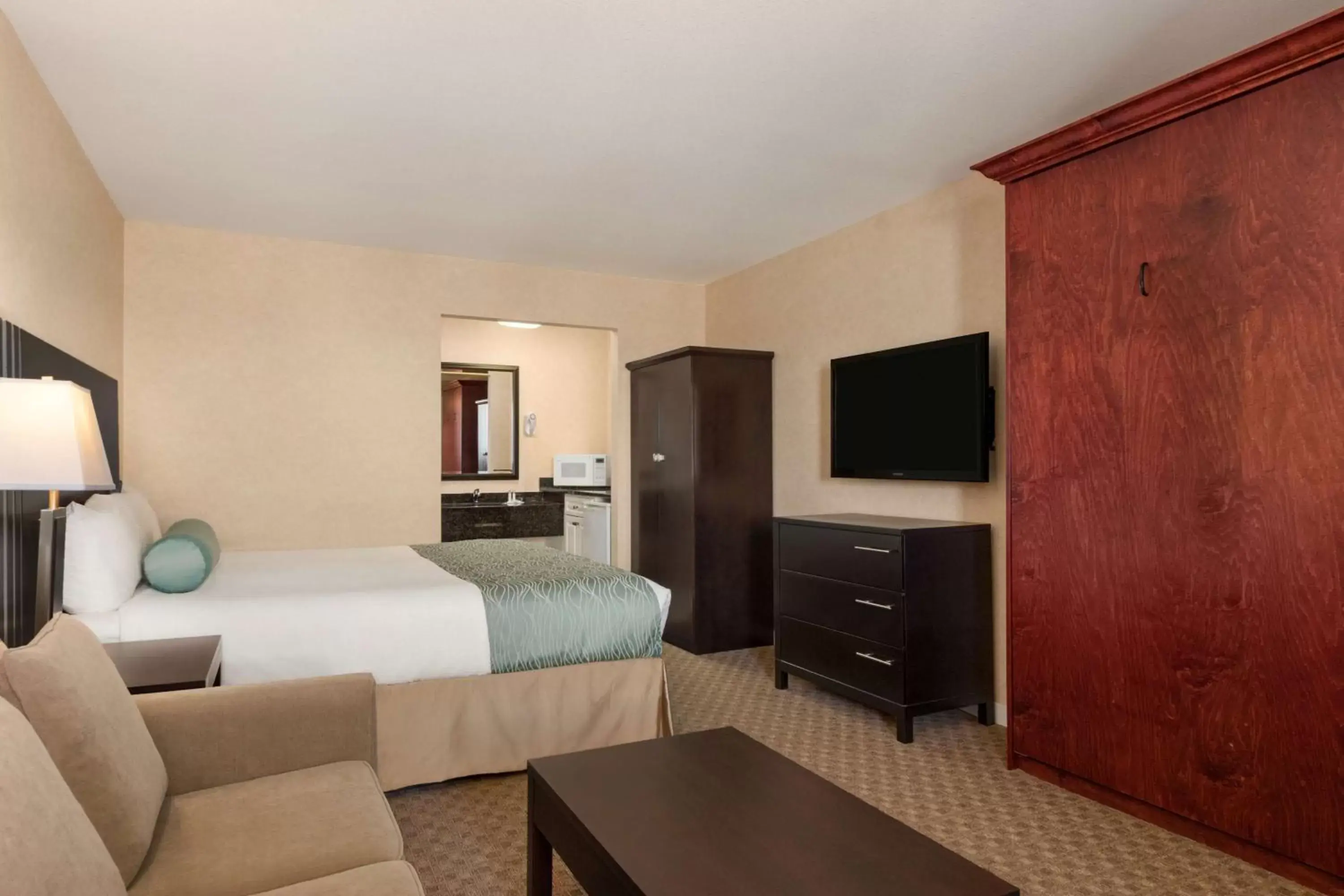 King Room with Murphy Bed in Travelodge by Wyndham Kamloops Mountview