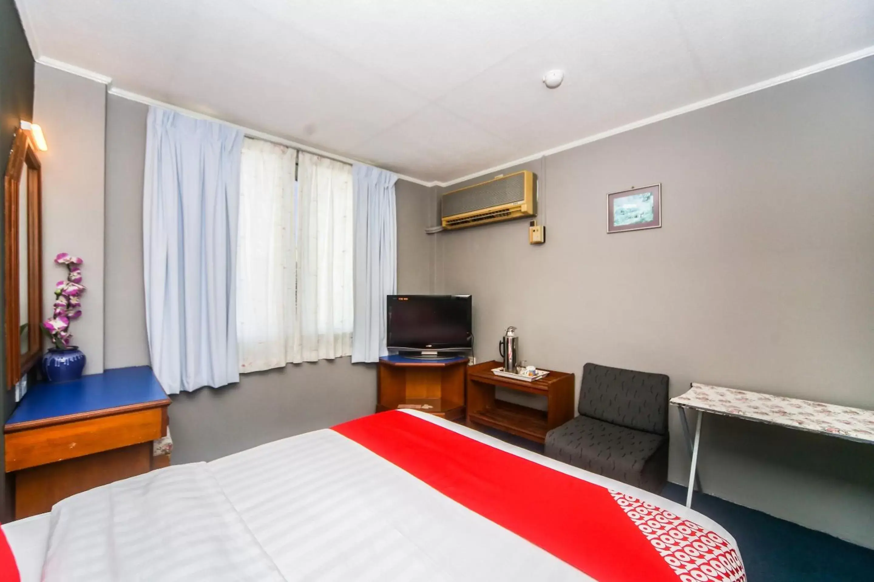 Bedroom, Bed in OYO 1026 Hotel Lutana