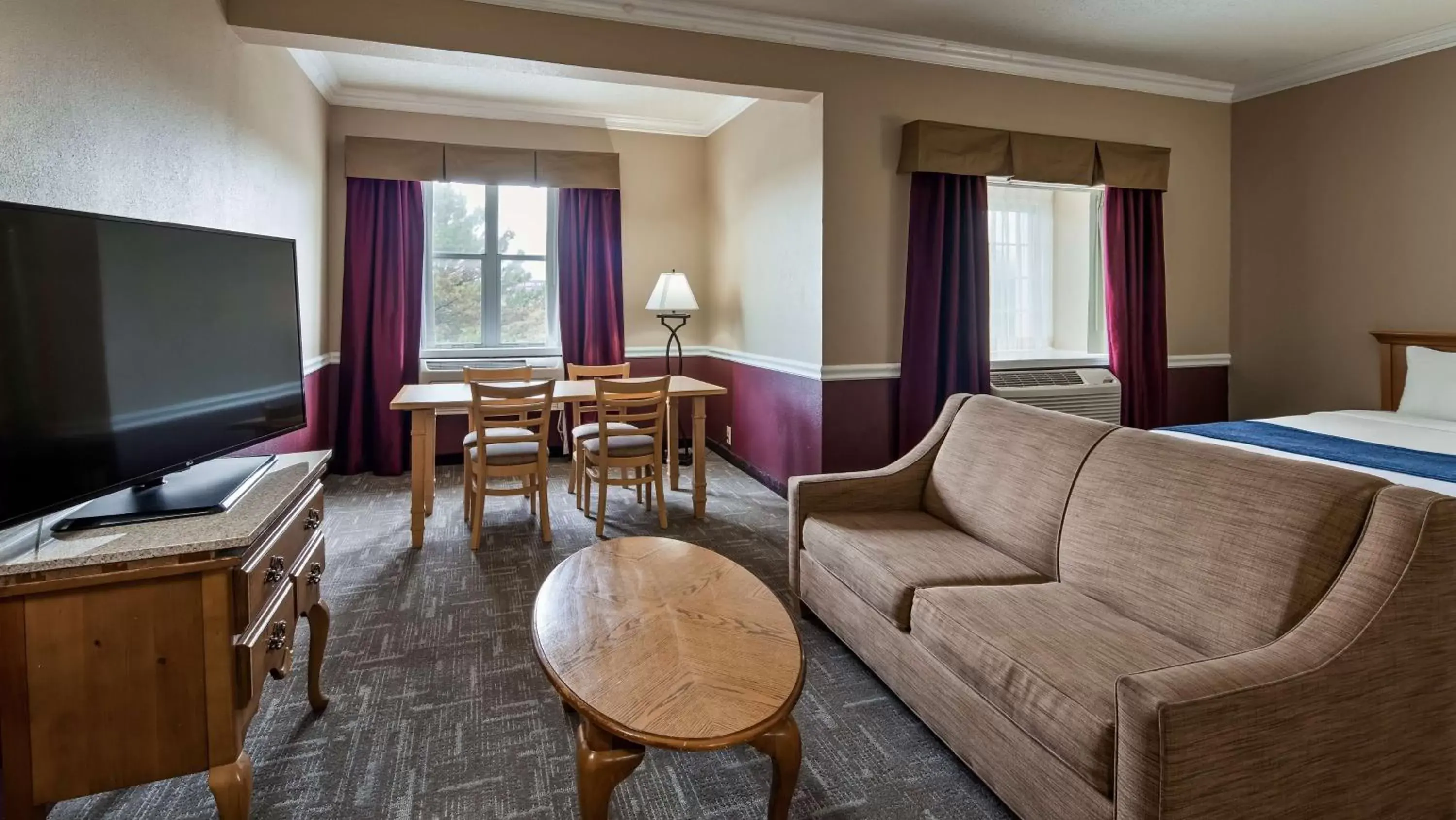 Seating Area in Best Western Greenfield Inn