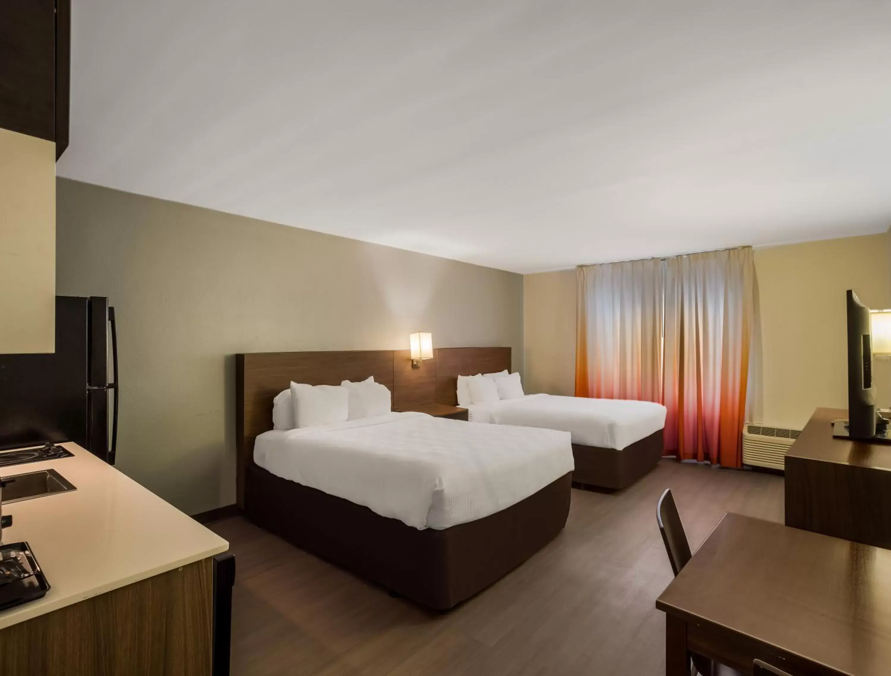 Bed in MainStay Suites Savannah Midtown